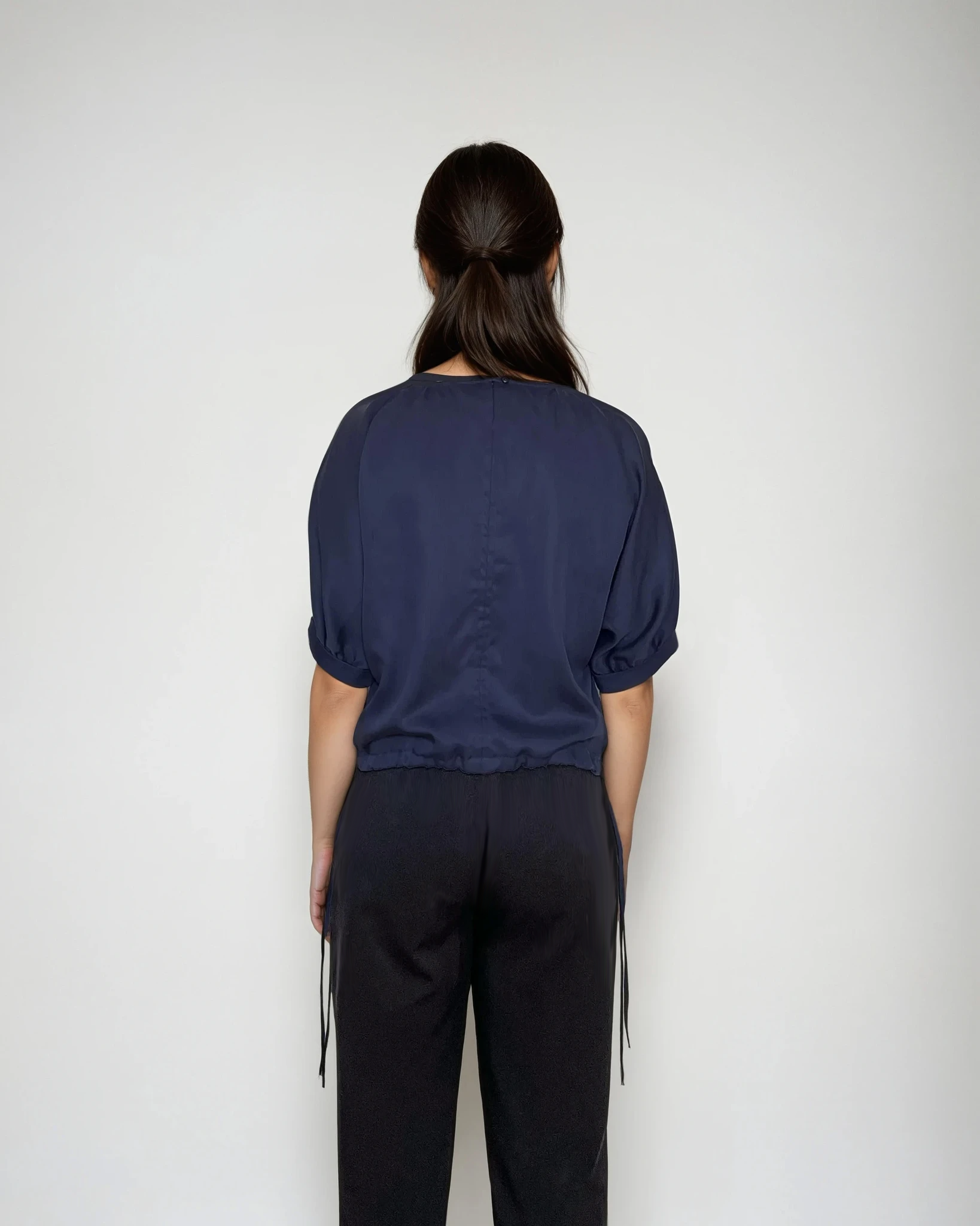 6297_Bluse_Luzie_Tencel_Twill_navy_nachhaltig_fair_Ruecken_Kopie-Daria-Studio_final.png