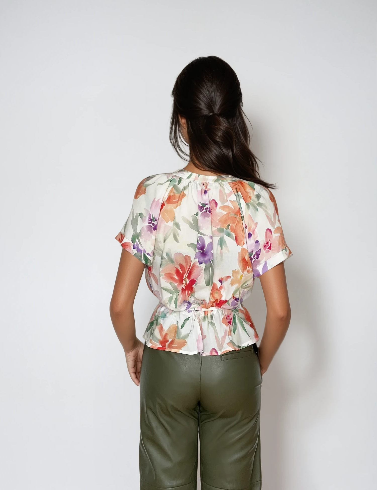 6382_BluseSvenja_EcoveroFlowersonWhite_nachhaltig_fair_Kopie-Natalia-Studio.png