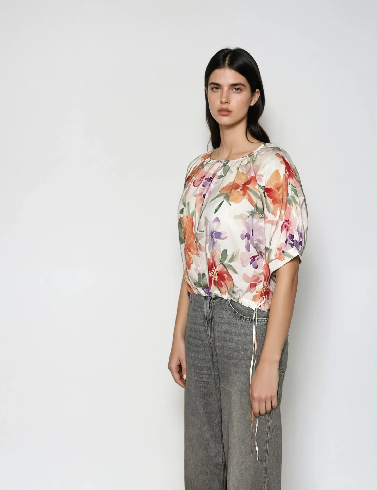 6417_Bluse_Luzie_Ecovero_Flowers_on_White_nachhaltig_fair_Kopie-Daria-Studio_final_Kopie.png