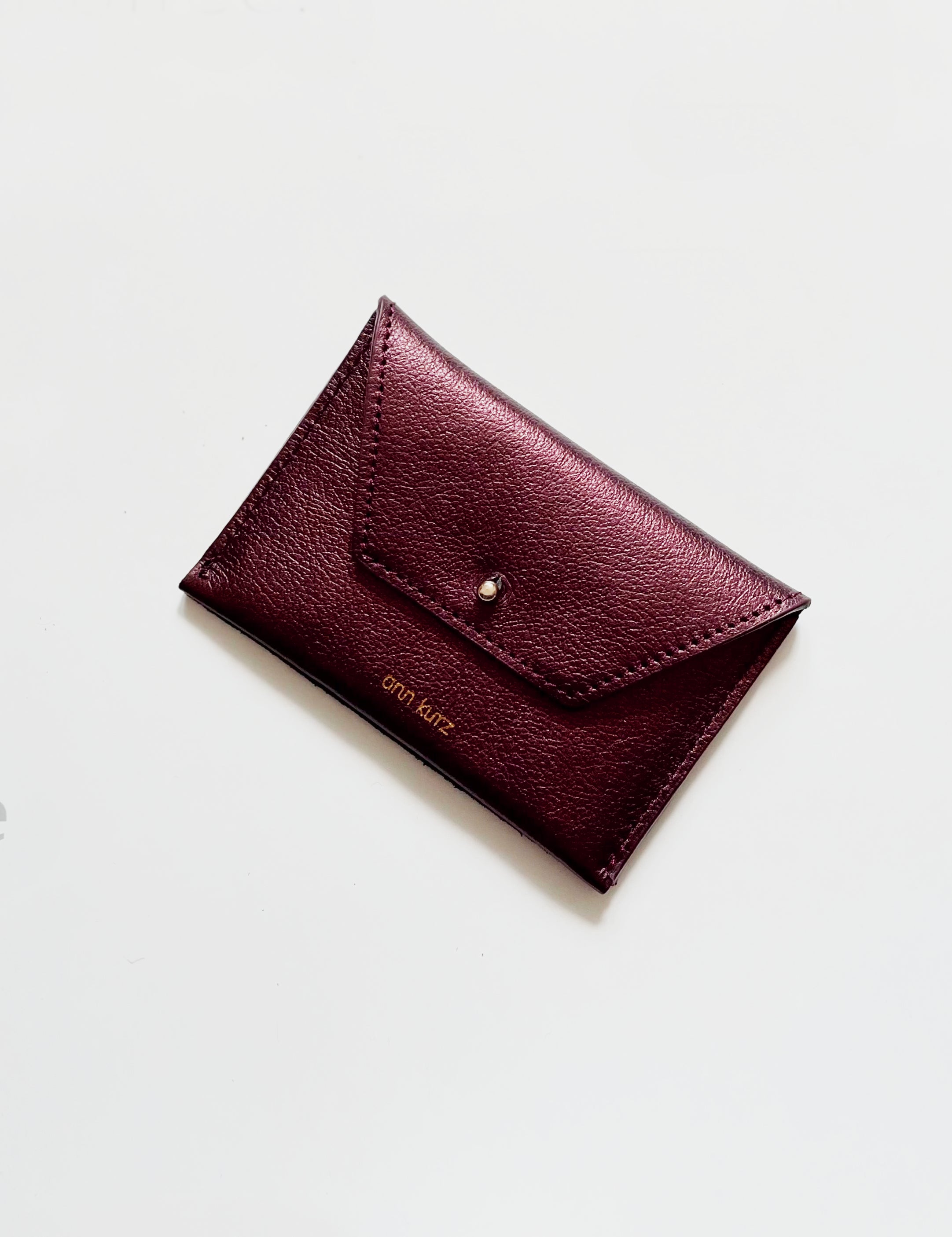 AnnKurz_TinyEnvelope_bordeauxmetallic_1.webp