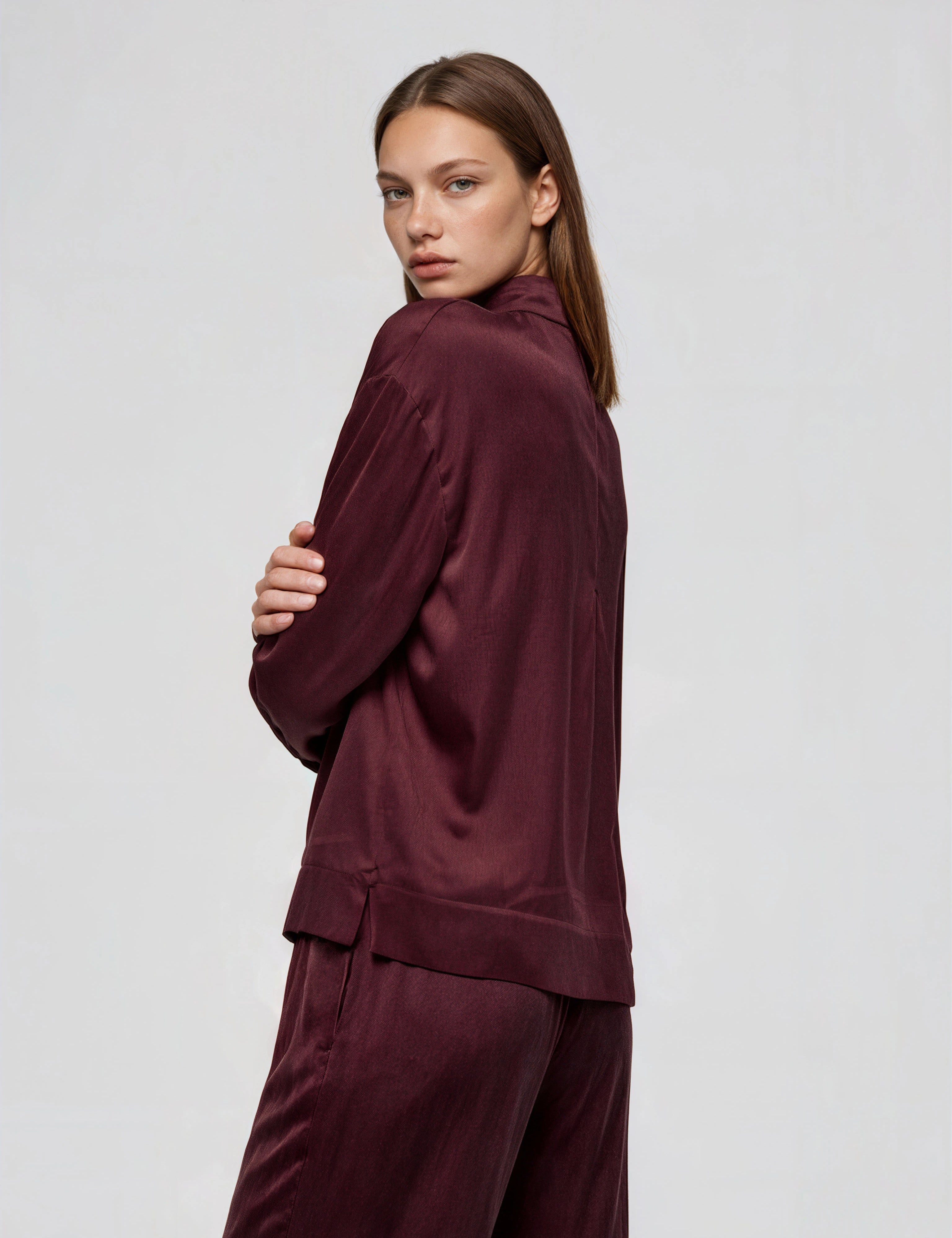 Blouse_Anna_and_Trousers_Hollena_heavy_washed_cupro_satin_burgundy_made_in_Germany_Harper_2.webp