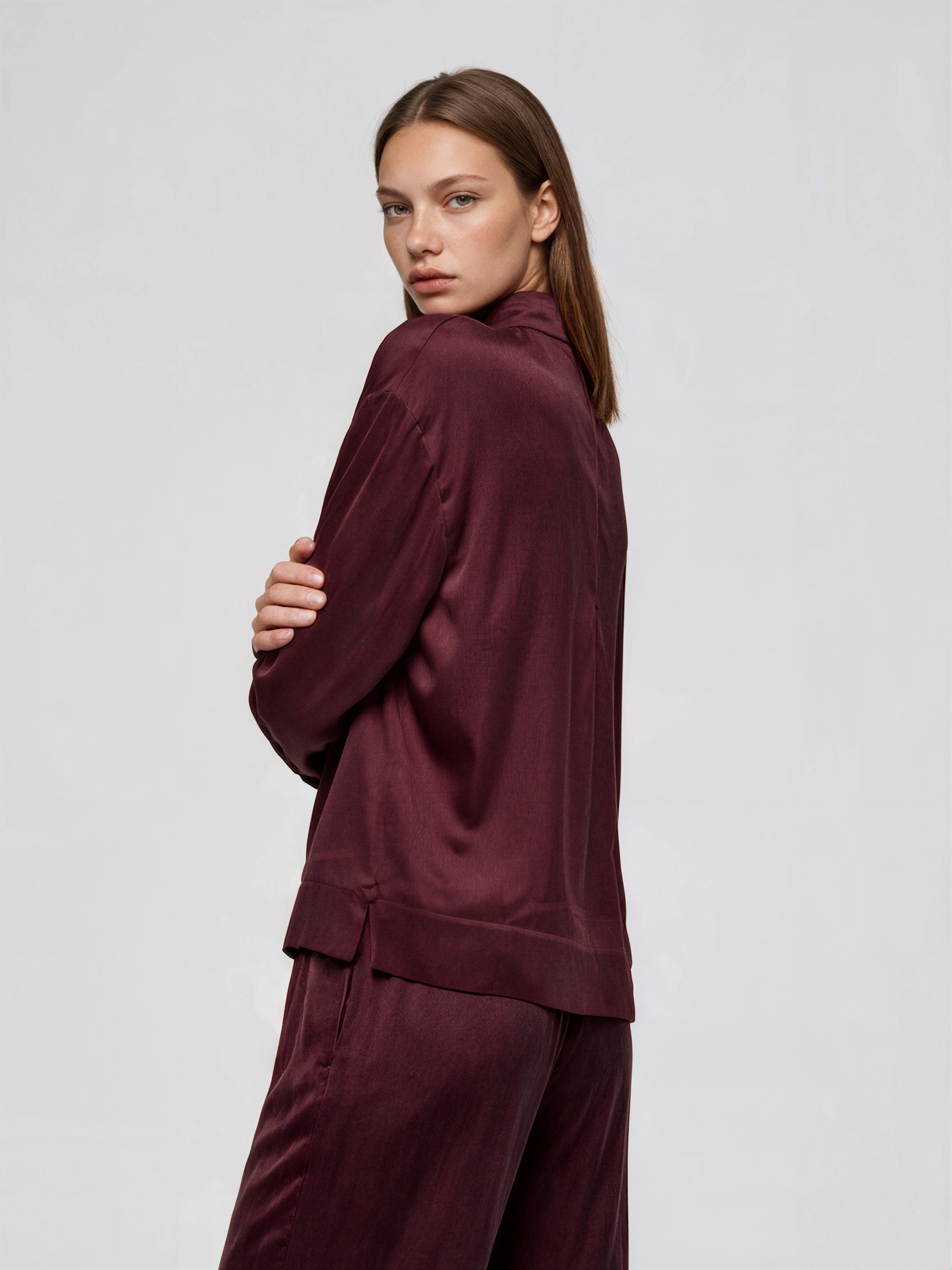 minimalistische Bluse mit Stehkragen aus edlem Cupro-Mix in burgundy