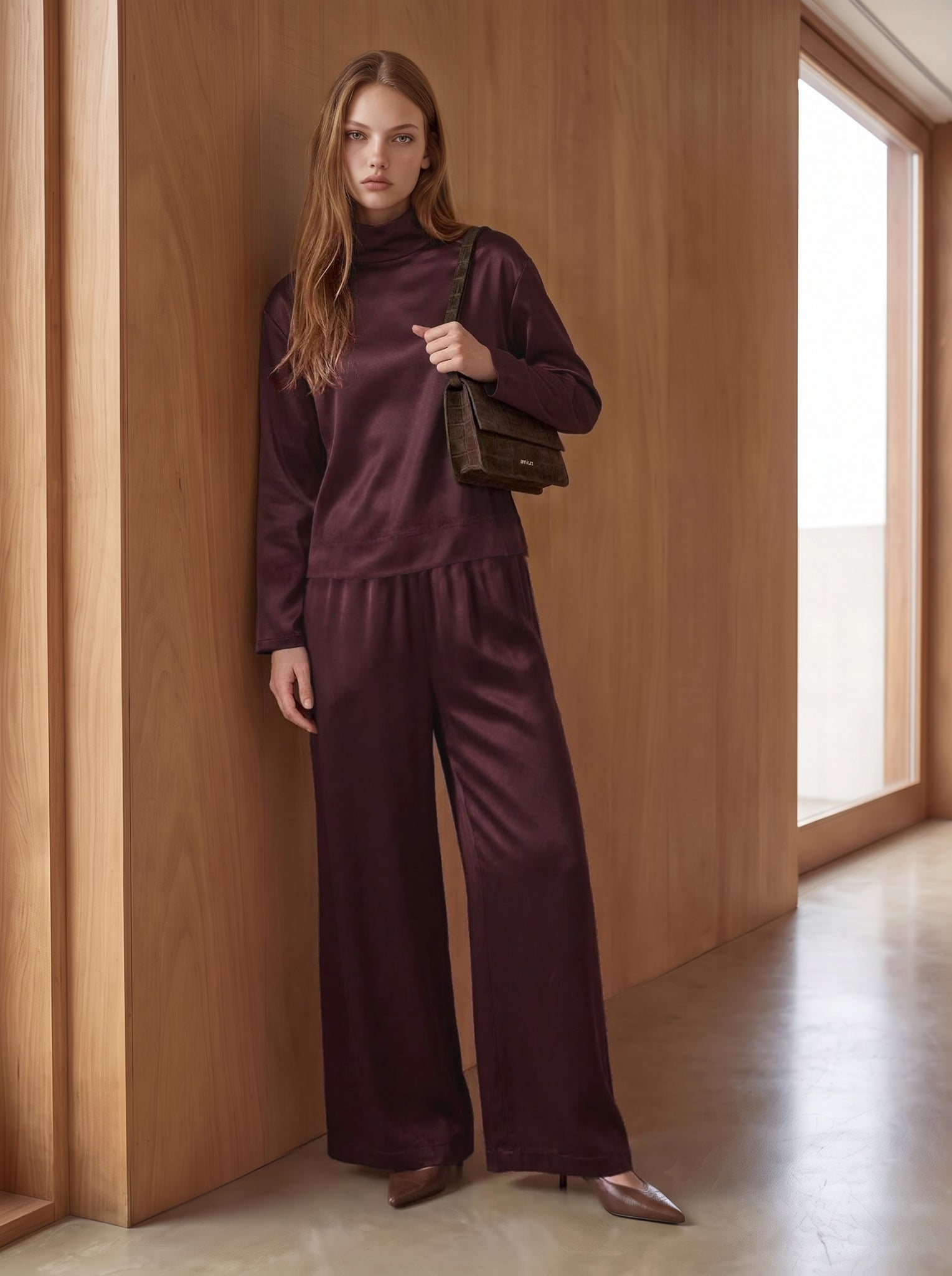 minimalistische Bluse mit Stehkragen aus edlem Cupro-Mix in burgundy