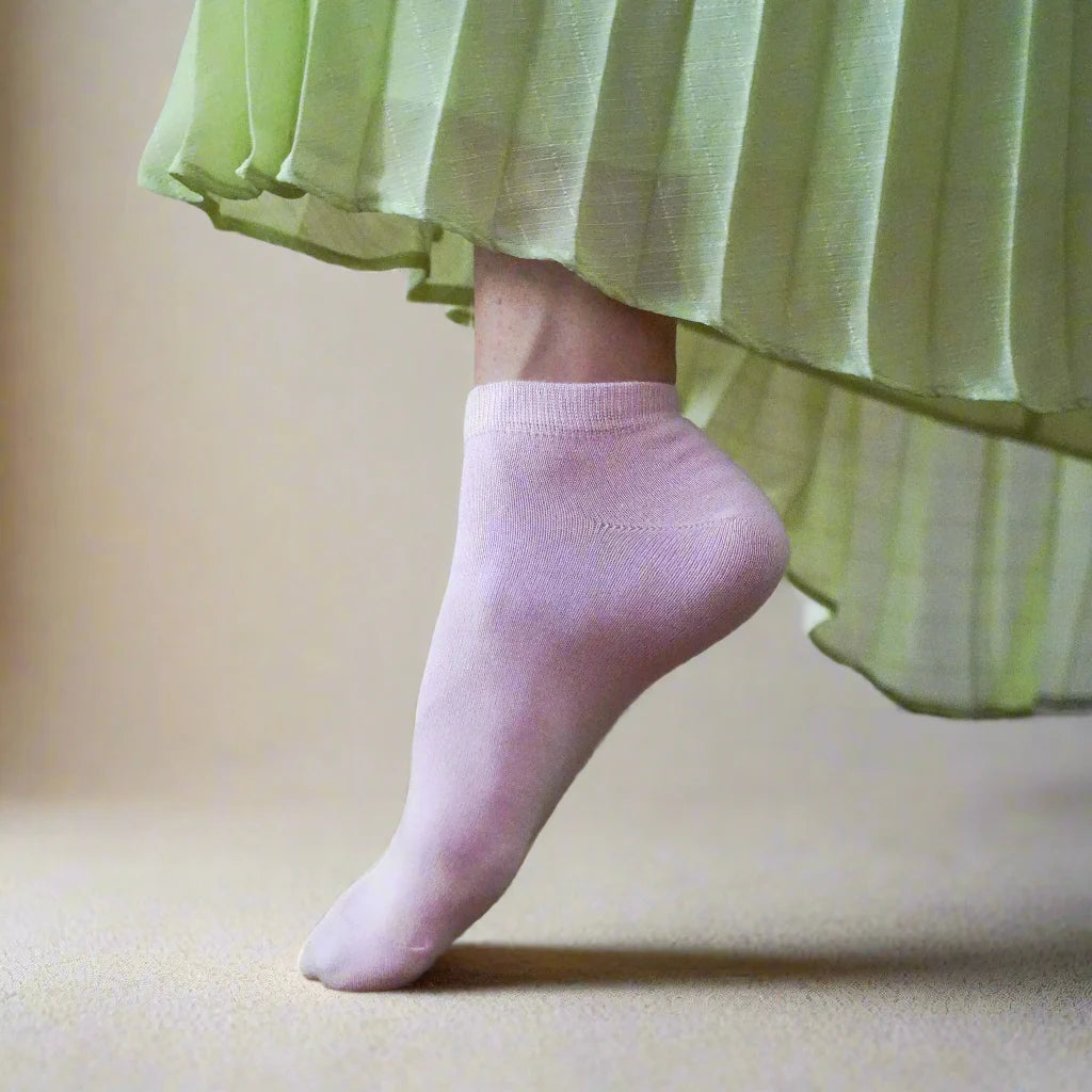 Candy-pink-ankle-socks-lyocell-worn-white-sneaker-klue.webp