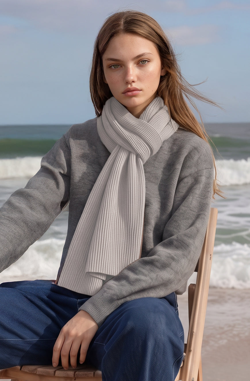 COMING SOON:  Schal aus Cashmere-Mix in hellgrau