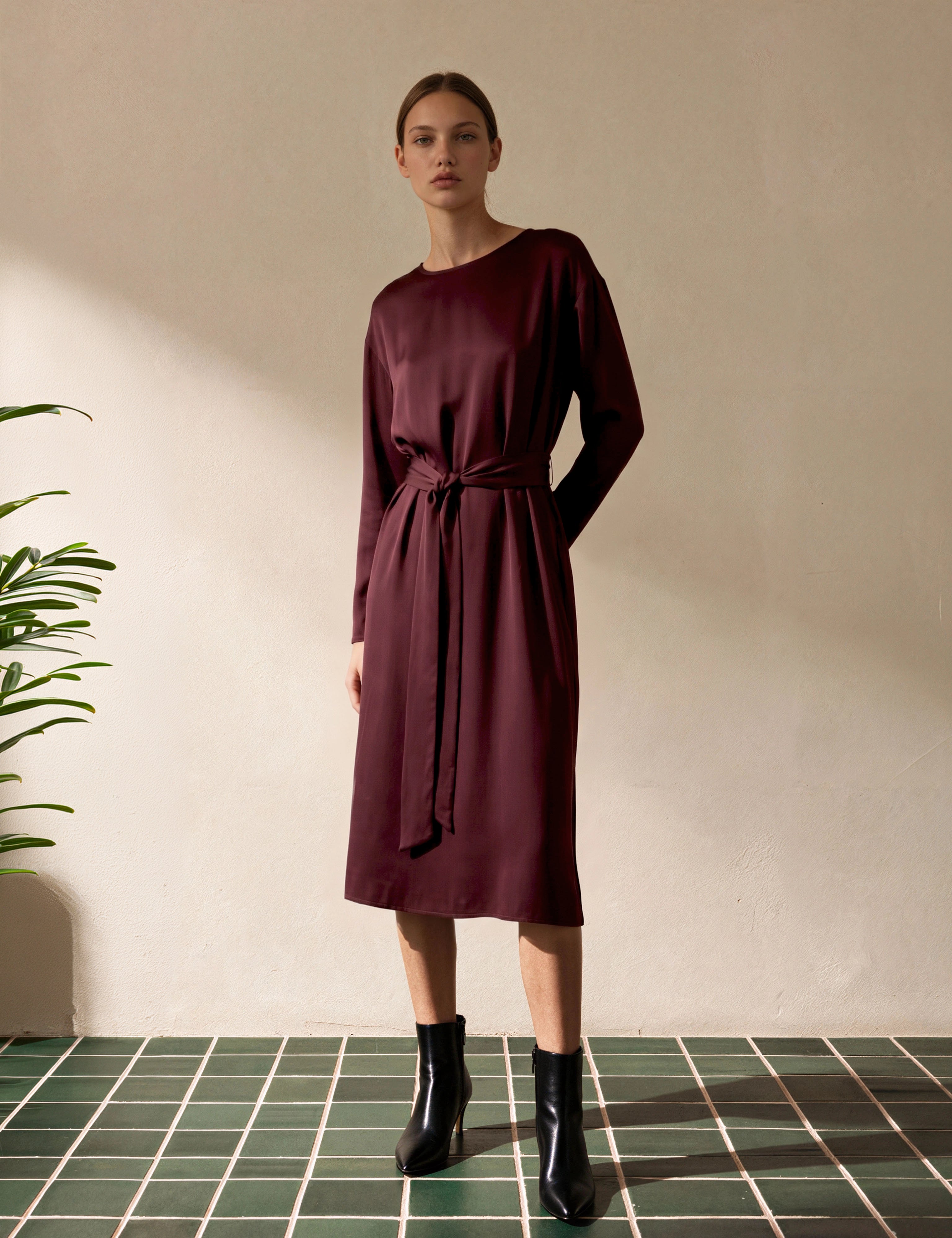 DressAnnalena_heavywashedcuprosatin_burgundy_handmadeinGermany_shot1Kopie.webp