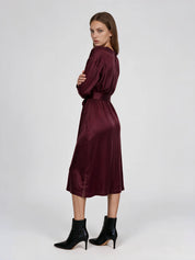 Midi Dress mit Bindegürtel aus hochwertigem Cupro-Mix - burgundy