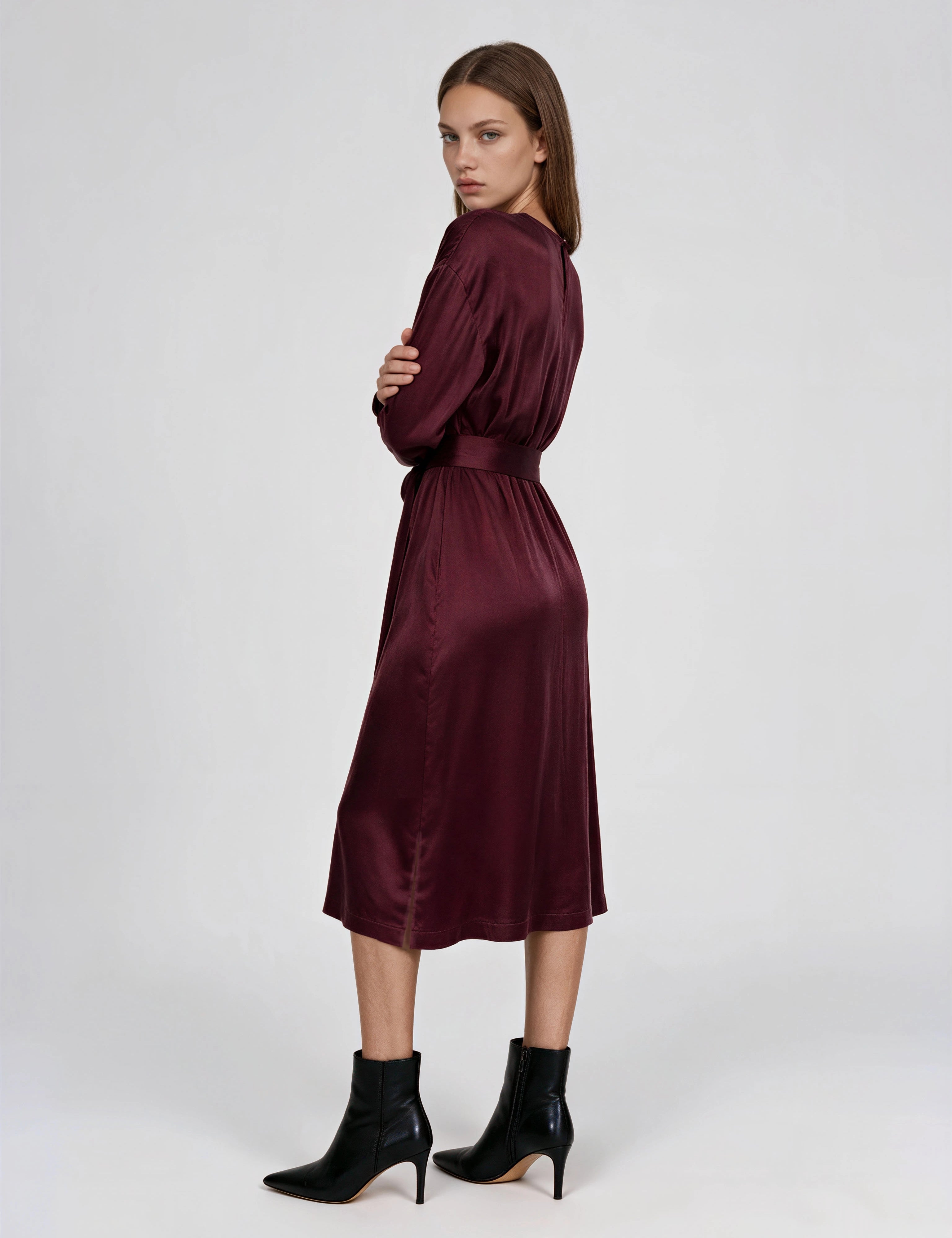 DressAnnalena_heavywashedcuprosatin_burgundy_handmadeinGermany_shot2Kopie.webp