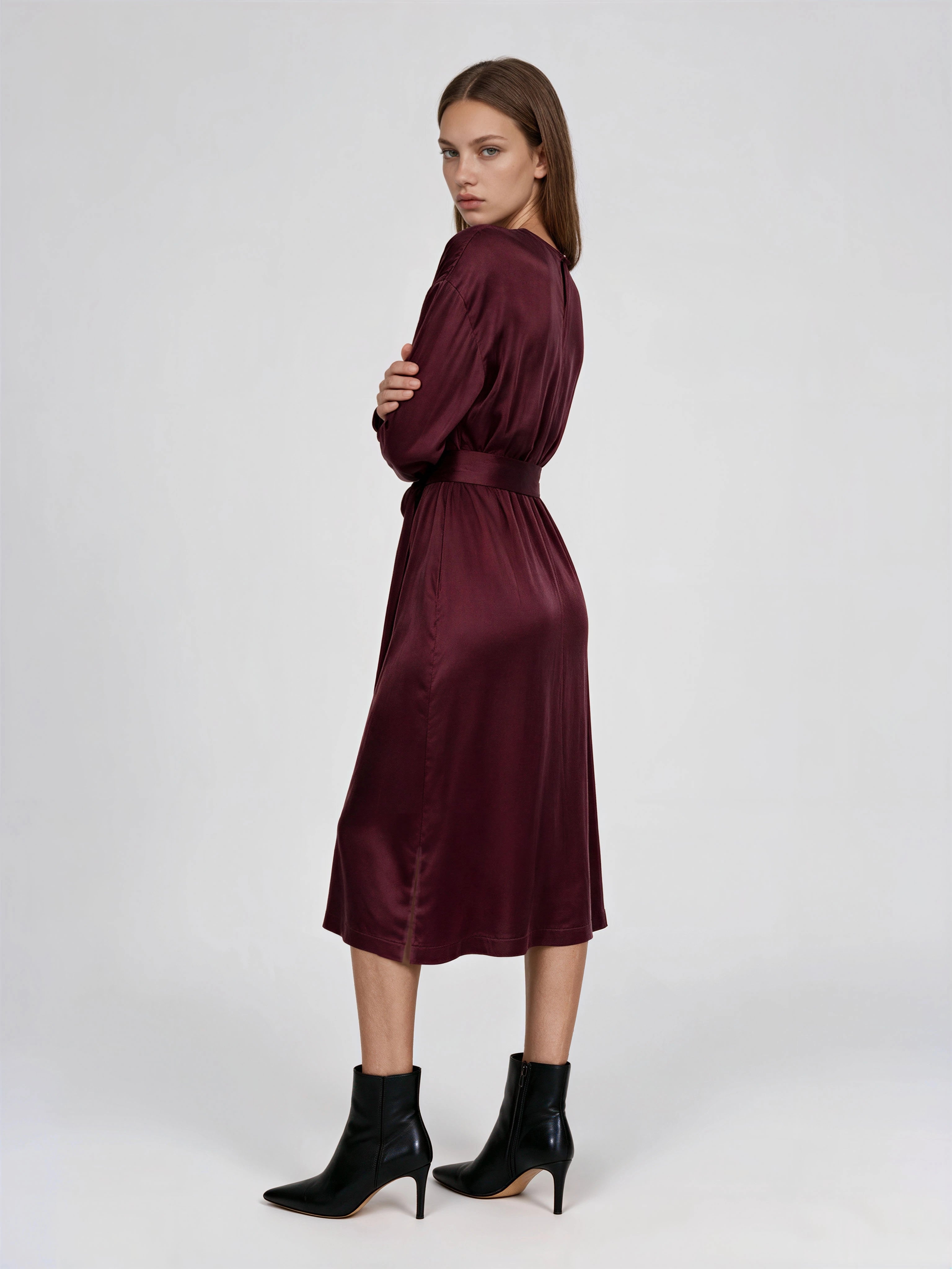 Midi Dress mit Bindegürtel aus hochwertigem Cupro-Mix - burgundy