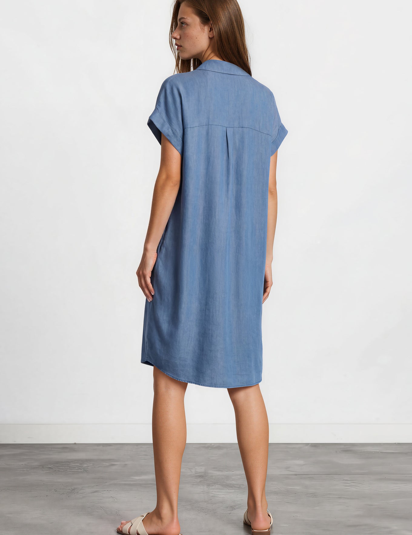 DressSaragroen_easyshirtdresswithpleatinfront_lyocellbluedenim_Harper_back.webp