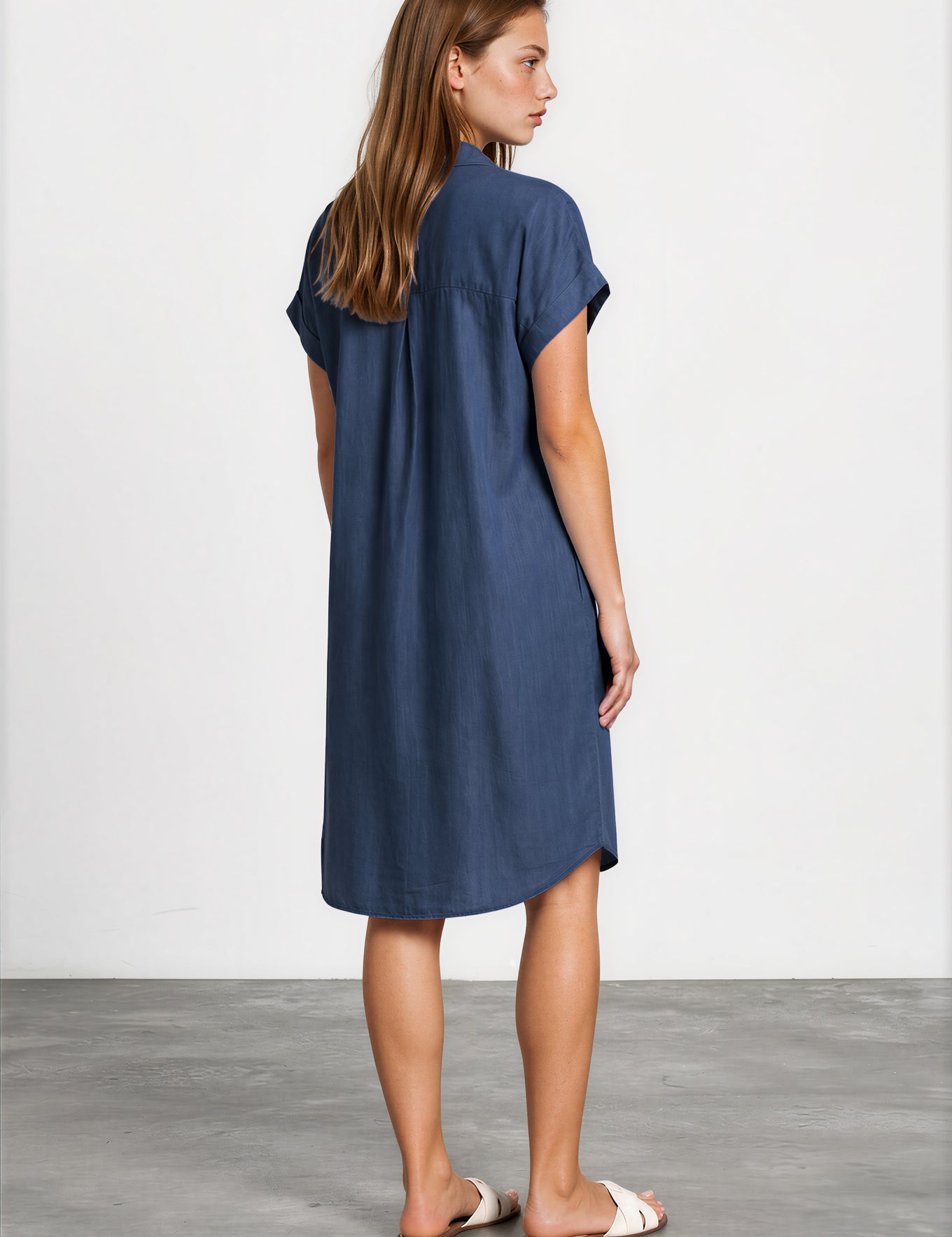 DressSaragroen_easyshirtdresswithpleatinfront_lyocelldarkdenim-Harper-MinimalistGalleryKopie.webp