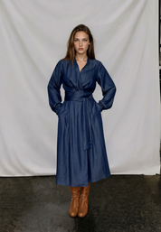 Wickelkleid aus fließendem Tencel™ in dark denim