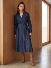 Wickelkleid aus fließendem Tencel™ in dark denim