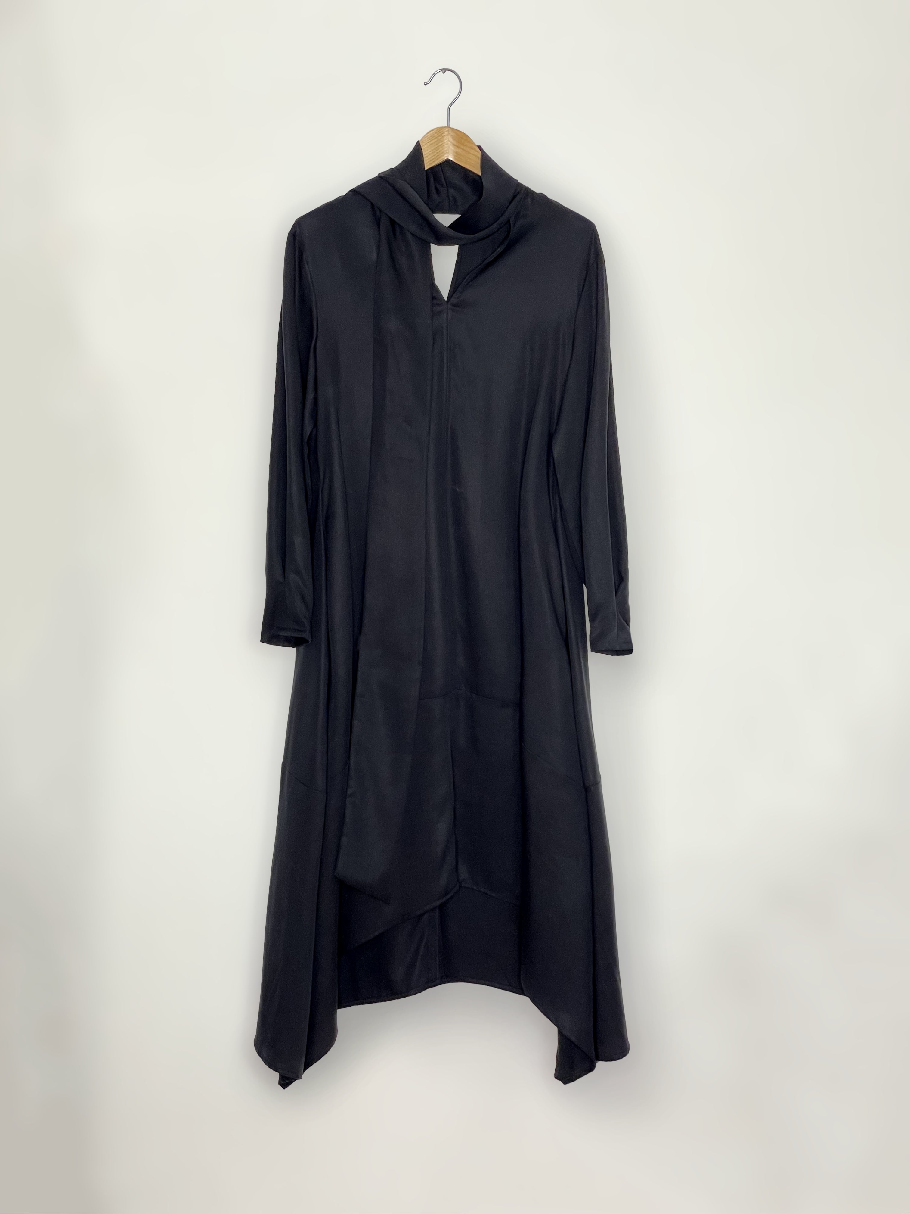 fließendes Kleid mit Schluppe - Farbe black