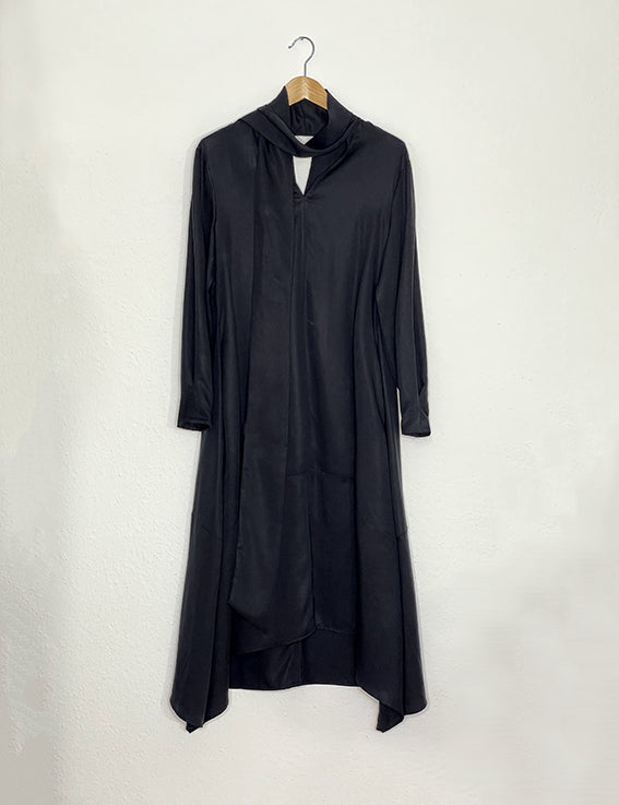 IMG_0383_DressFranka_sustainable_fluidmididresswithbowandhandkerchiefhem_sustainable_ecoveroblack_feminine.webp