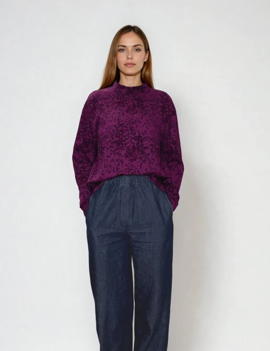 IMG_0526_blouseAnna_moderncasualblousewithstandcollar_ecoveroiris_sustainable_feminineKopie-Nora-Studio.webp