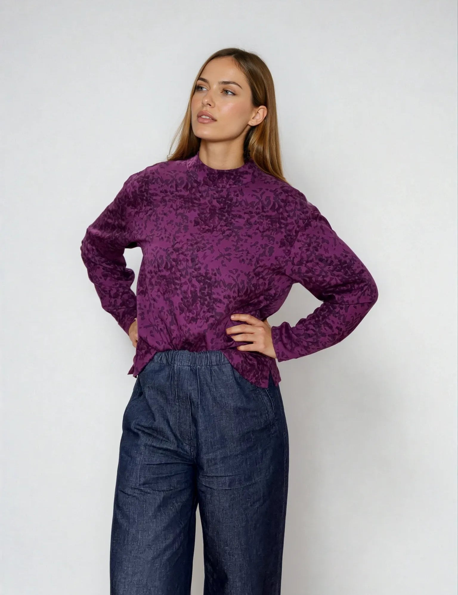 IMG_0529_blouseAnna_moderncasualblousewithstandcollar_ecoveroiris_sustainable_feminineKopie-Nora-Studio.webp