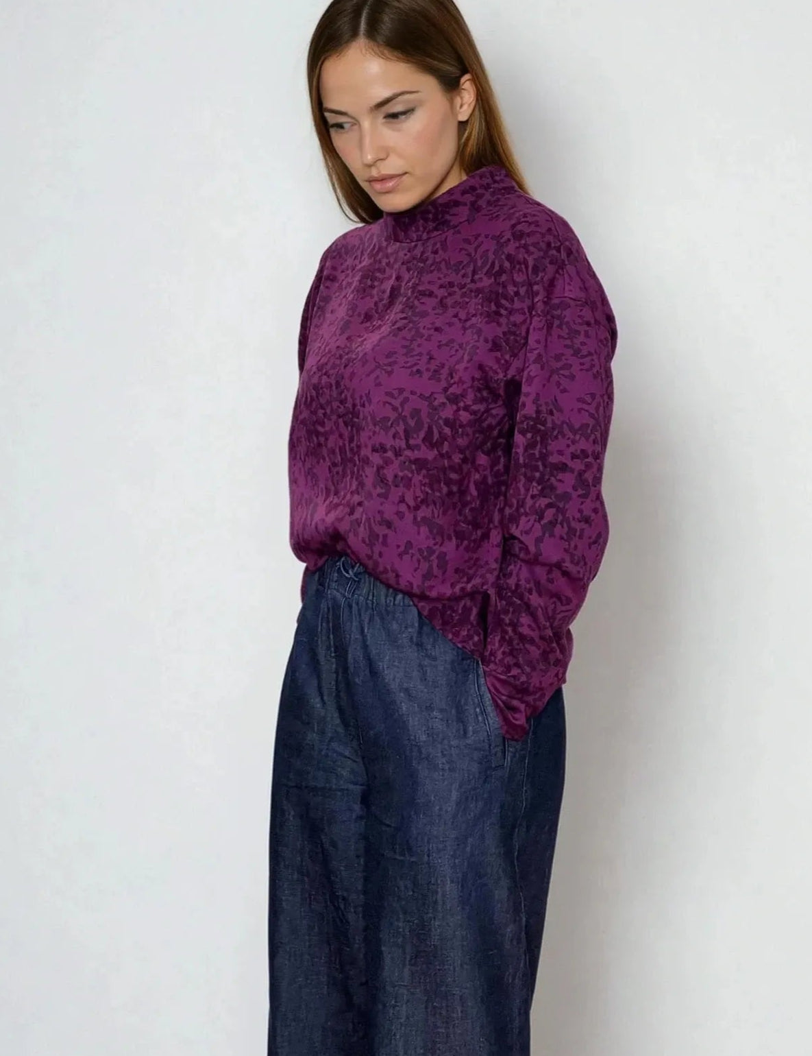 IMG_0531_blouse_Anna_modern_casual_blouse_with_stand_collar_ecovero_iris_sustainable_feminine_Kopie-Nora-Studio_1.webp