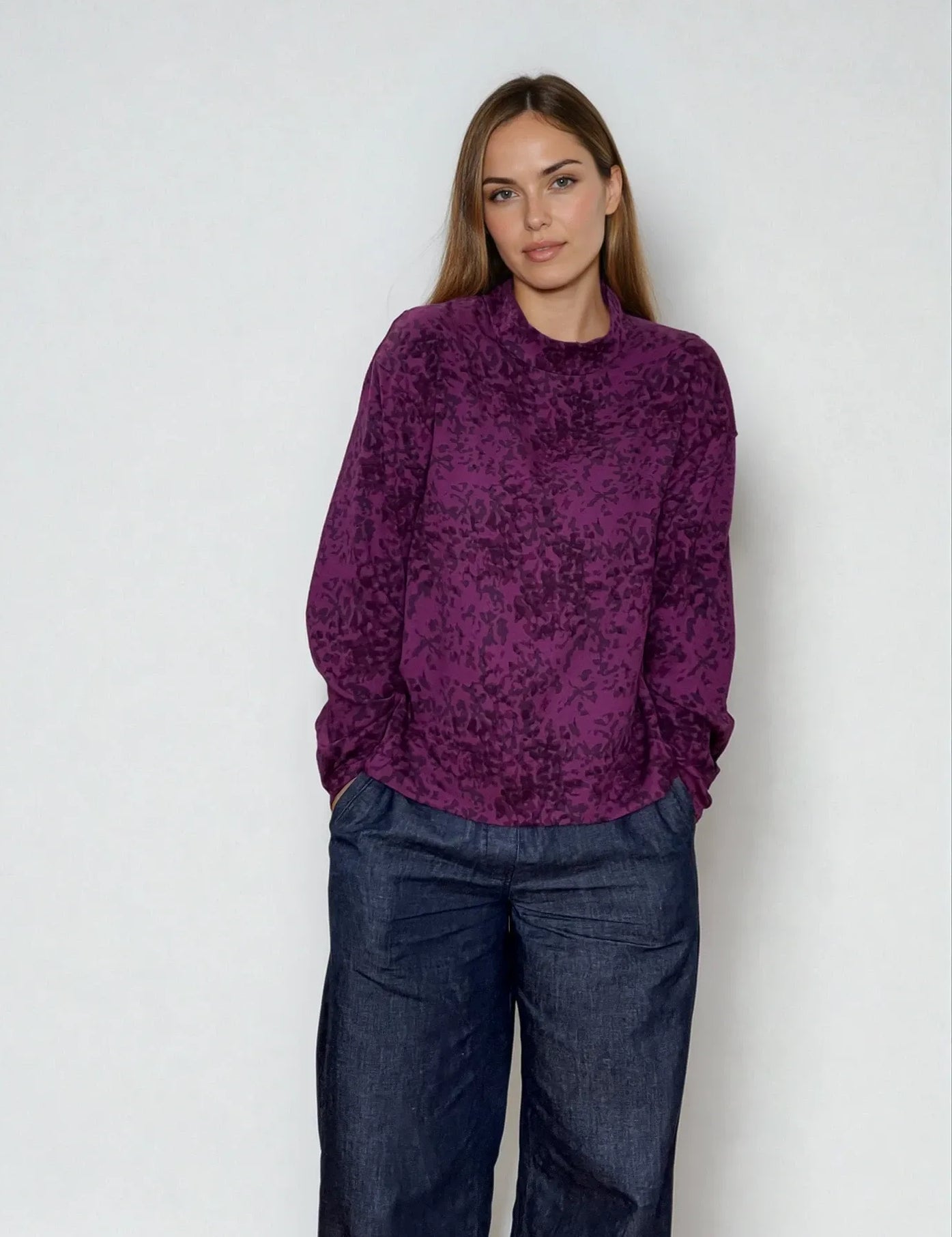 IMG_0545_blouseAnna_moderncasualblousewithstandcollar_ecoveroiris_sustainable_feminineKopie-Nora-StudioKopie.webp