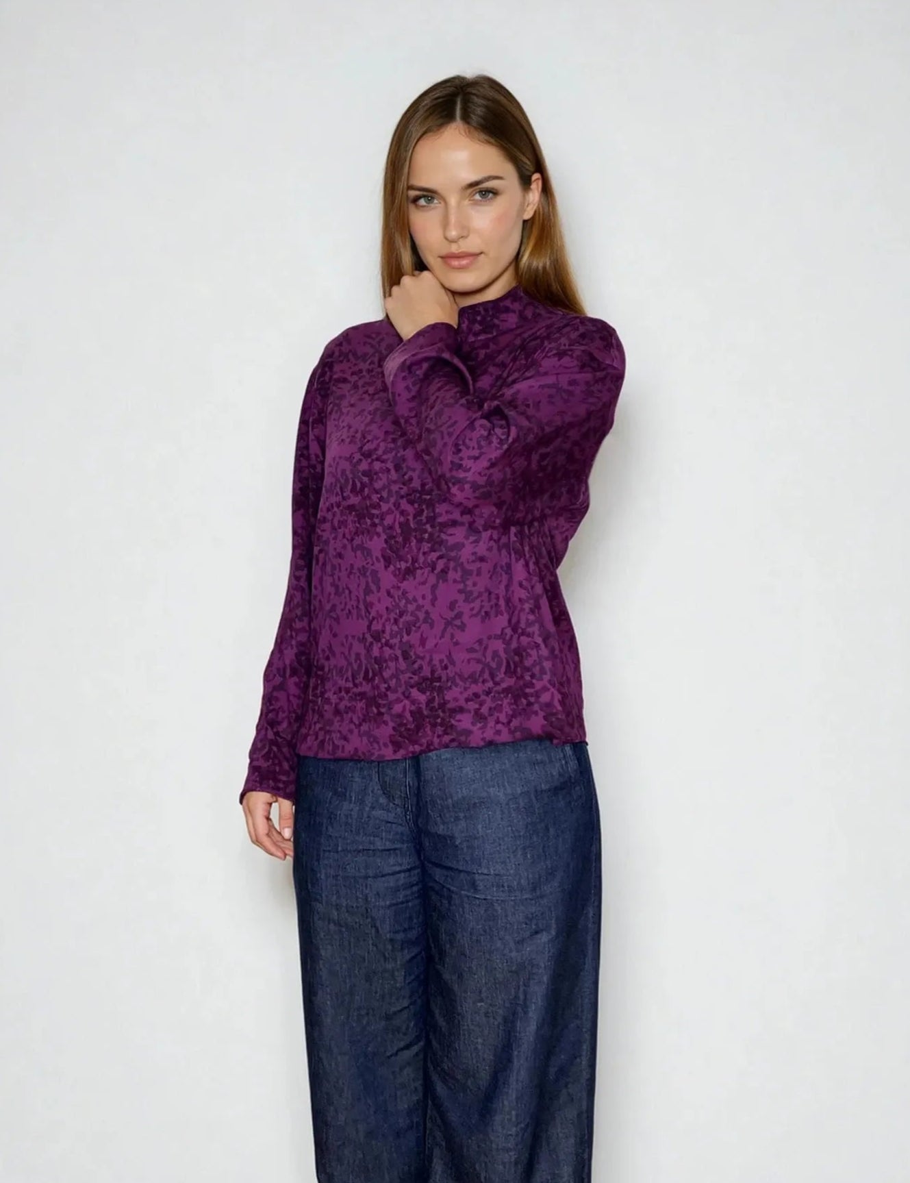 IMG_0581_blouseAnna_moderncasualblousewithstandcollar_ecoveroiris_sustainable_feminineKopie-Nora-Studio_1.webp