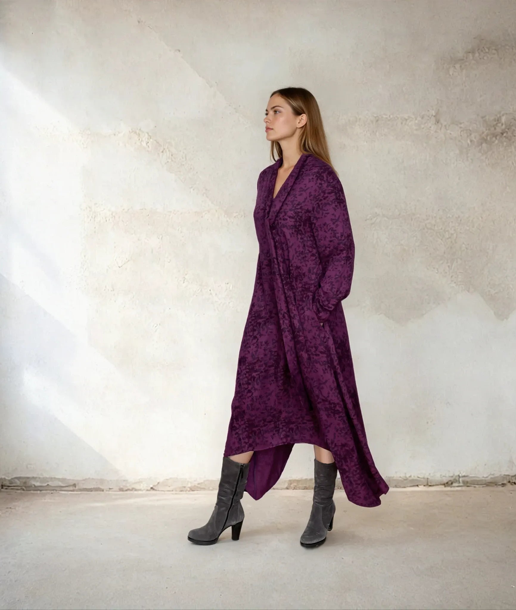 IMG_0648_Dress_Franka_maxi_dress_O-shape_with_bow_ecovero_iris_handmade_in_germany_feminine_Kopie-Nora-Stucco_Wall.webp