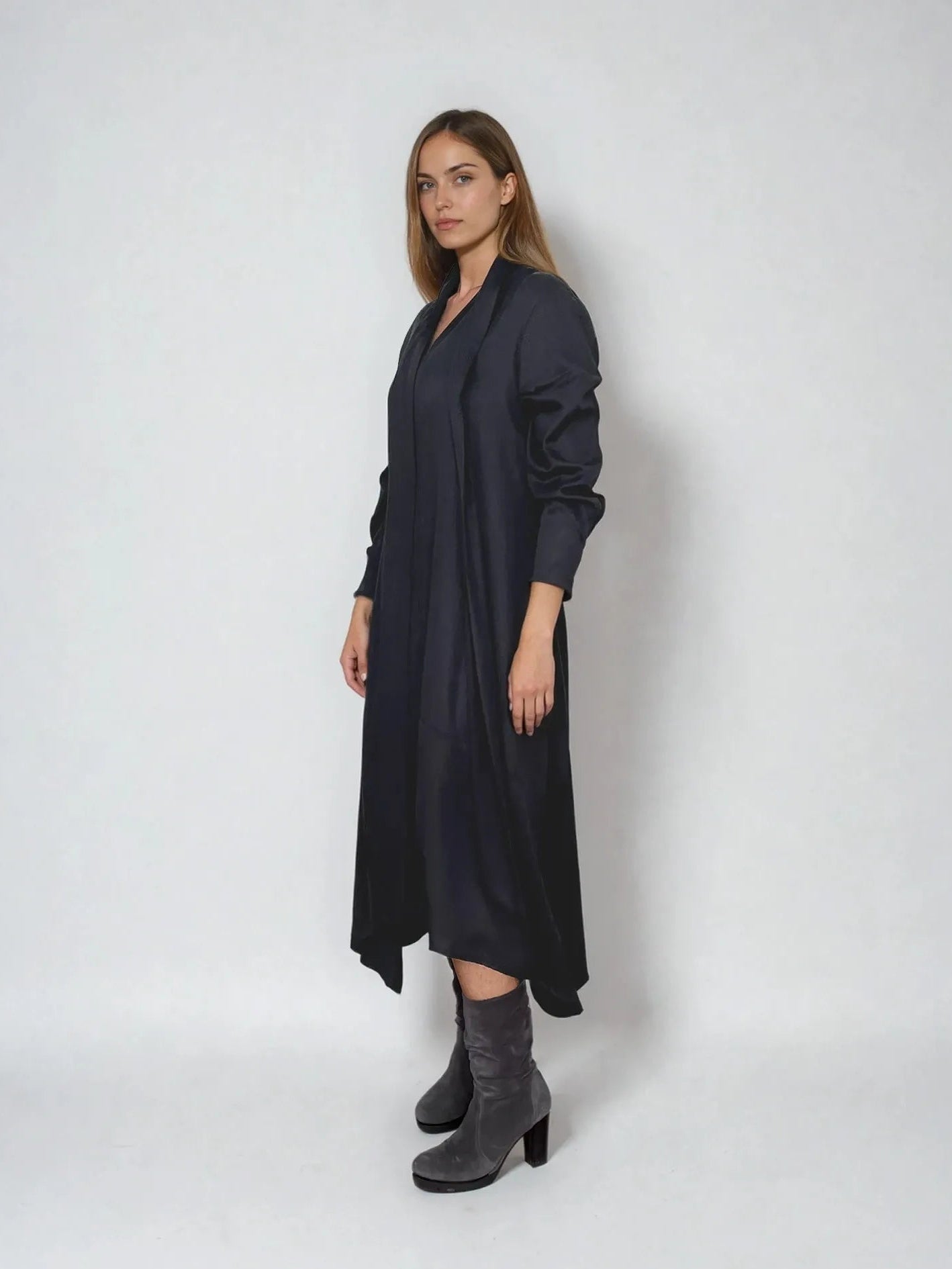 fließendes Kleid mit Schluppe - Farbe black