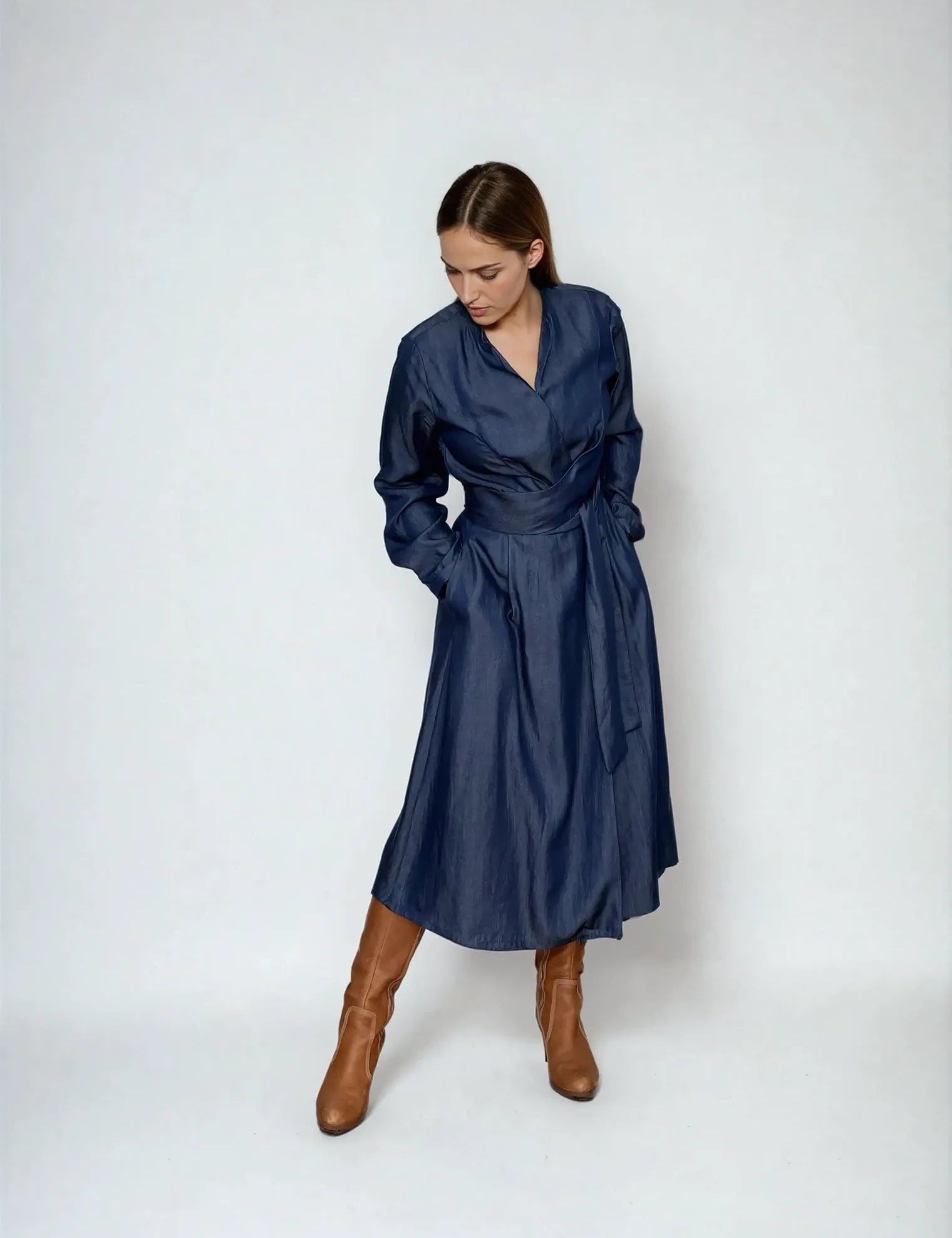 IMG_0786_DressVictoria_modernwrapdresswithpleatedfront_tenceldenim_sustainable_feminineKopie-Nora-Studio_1.webp