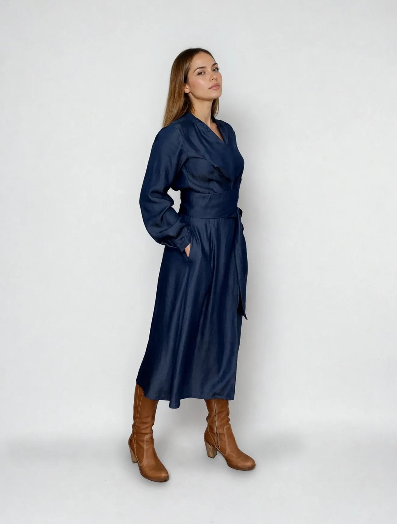 Wickelkleid aus fließendem Tencel™ in dark denim