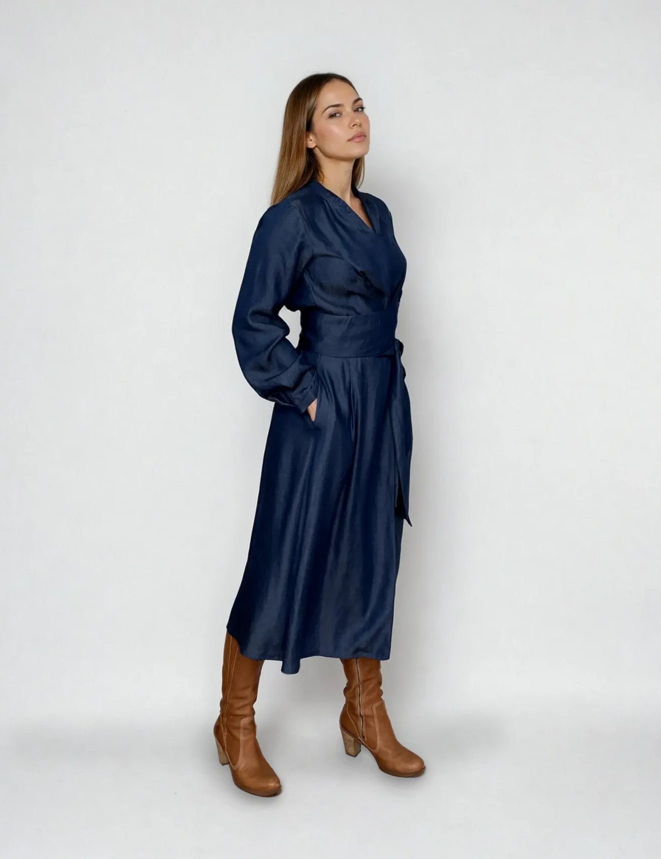 IMG_0787_DressVictoria_modernwrapdresswithpleatedfront_tenceldenim_sustainable_feminineKopie-Nora-Studio.webp