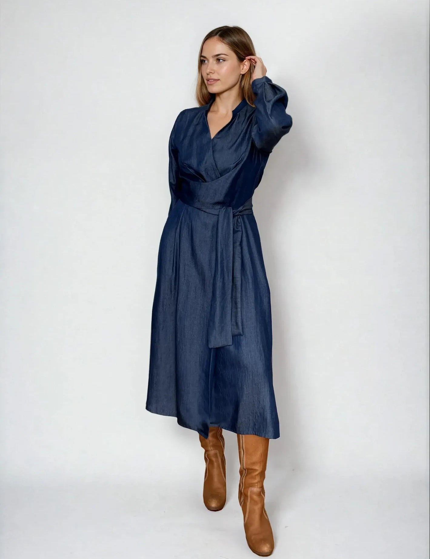 IMG_0793_DressVictoria_modernwrapdresswithpleatedfront_tenceldenim_sustainable_feminineKopie-Nora-Studio_1.webp