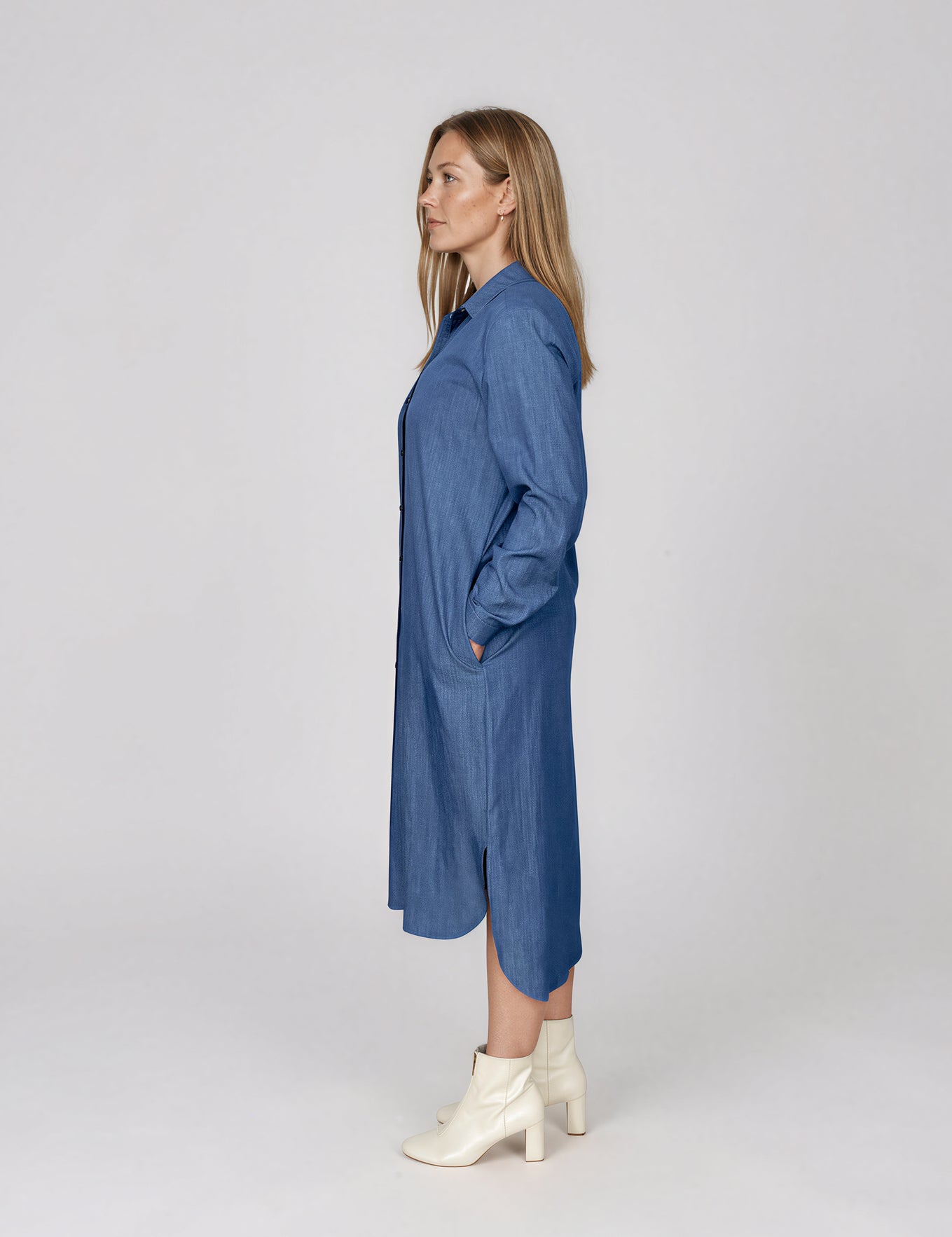 IMG_0848_DressSmilladenim_versatileshirtdresswithbeltandpockets_midbluedenimKopie-Claire-LightStudio.webp