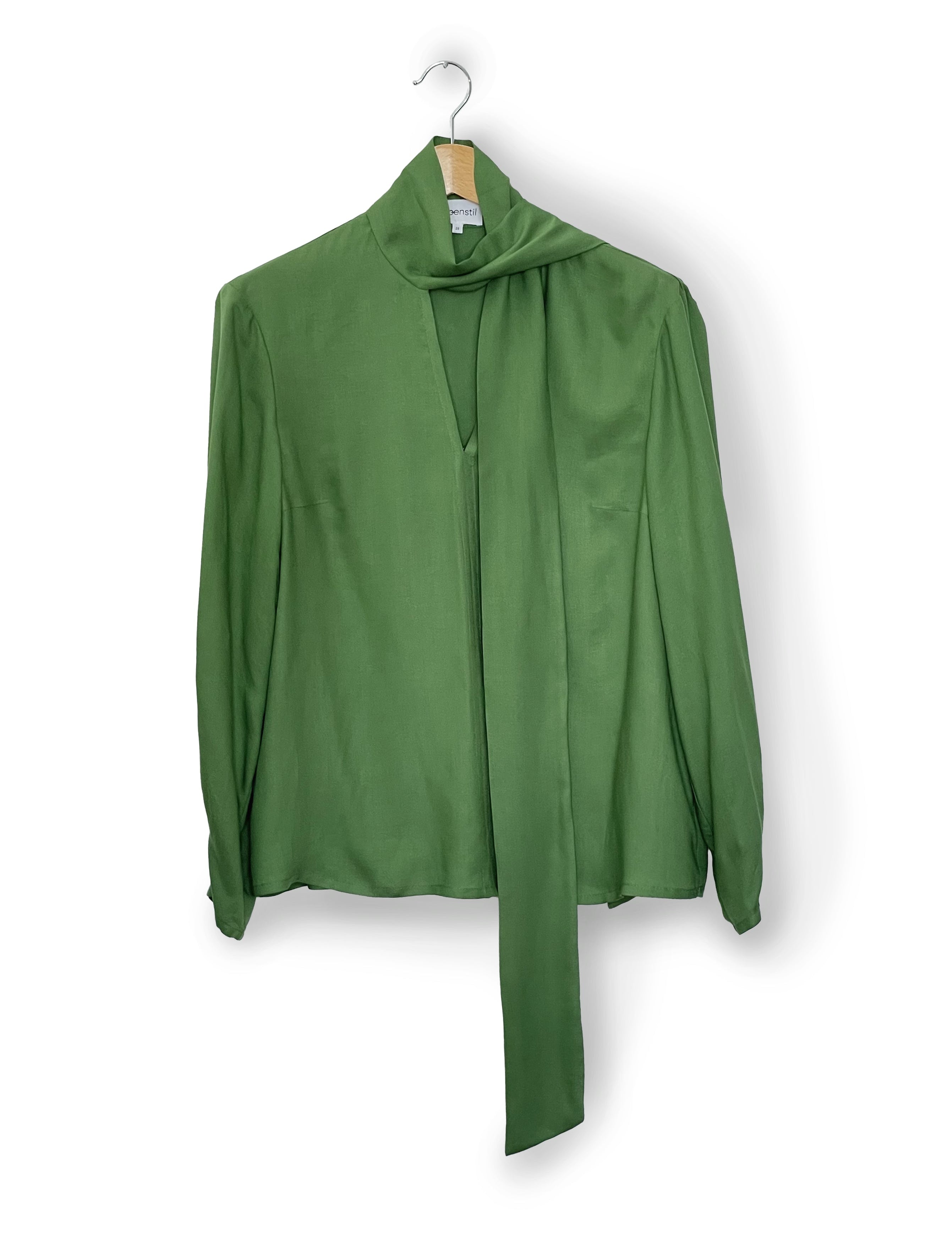 IMG_2402_BlouseFran_handmade_in_germany_relaxedbowtieblouse_DSCVcrepespringgreen_feminineKopie.webp