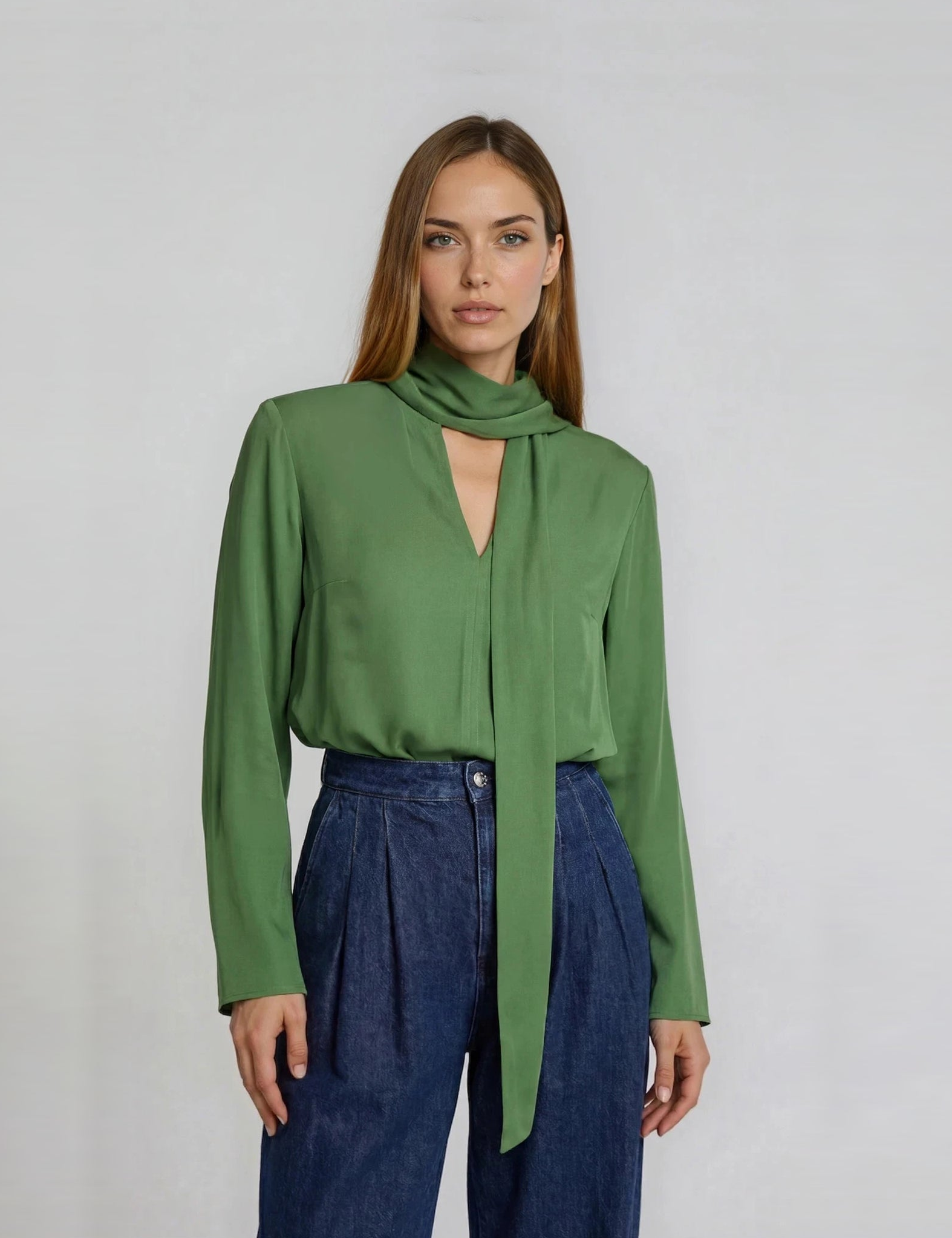 IMG_2402_BlouseFran_relaxedbowtieblouse_DSCVcrepespringgreen_feminineKopie-COSdarkjeanswO-shapeforfla.webp
