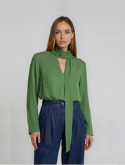 Schluppenbluse in meadow green