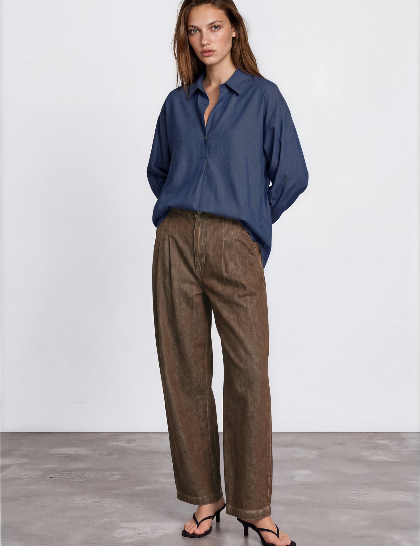 IMG_2512_blouseRaza_oversizedblousewithpleatinfront_tenceldarkdenim_sustainable_Harper-MinimalistGalleryKopie.webp