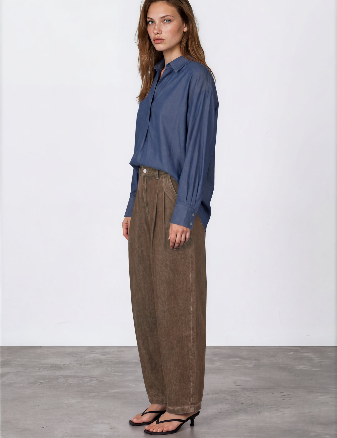 IMG_2512_blouseRaza_oversizedblousewithpleatinfront_tencelmidbluedenim_sustainable_Harper-MinimalistGalleryKopie.webp