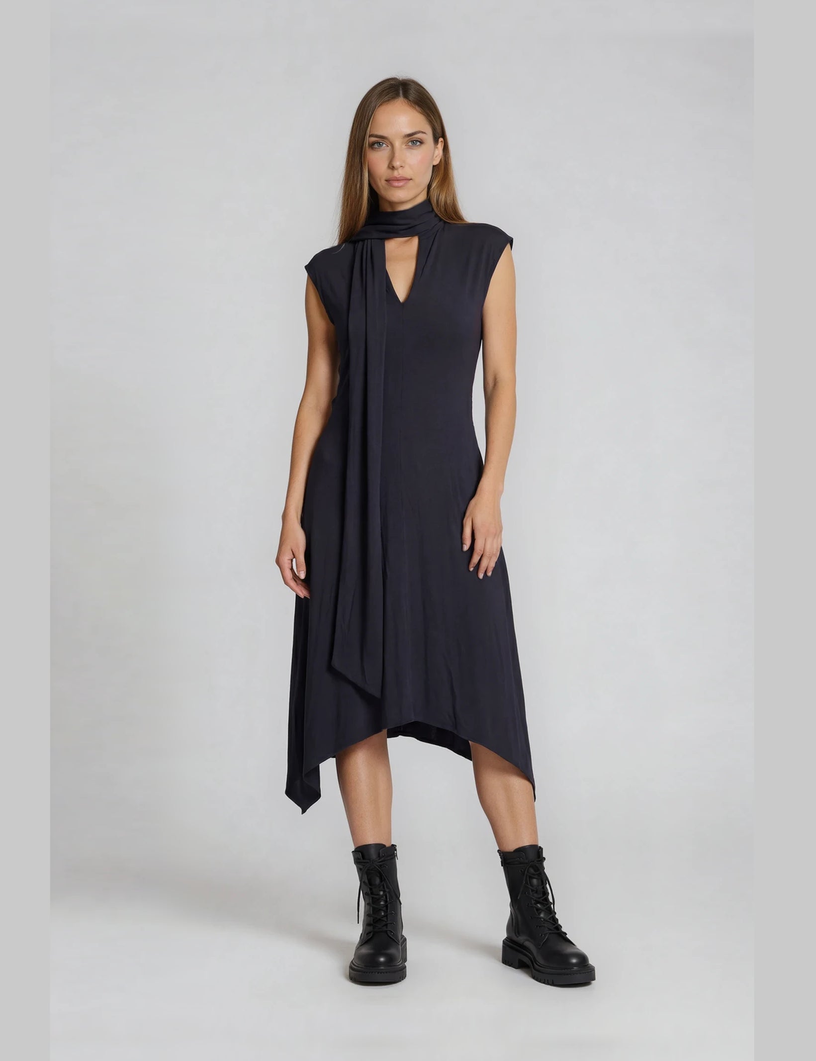IMG_2514_DressFranciska_feminineOshapedresswithshawl_Ecoveroblack_FlatlayKopie-womenfootwear4_front-Nora-Studio.webp
