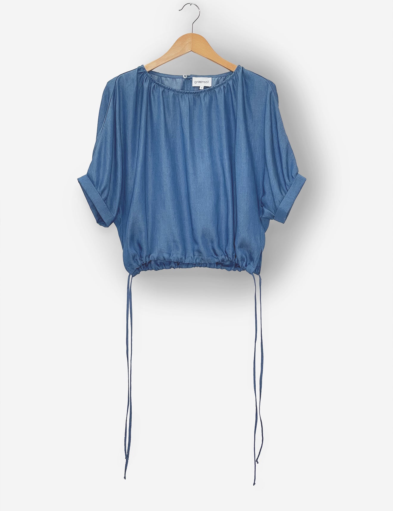 IMG_2516_blouseluzie_blousetopwshortsleevesandbindingathem_tencel_midbluedenim_handmade_in_germany_FlatlayKopie.webp