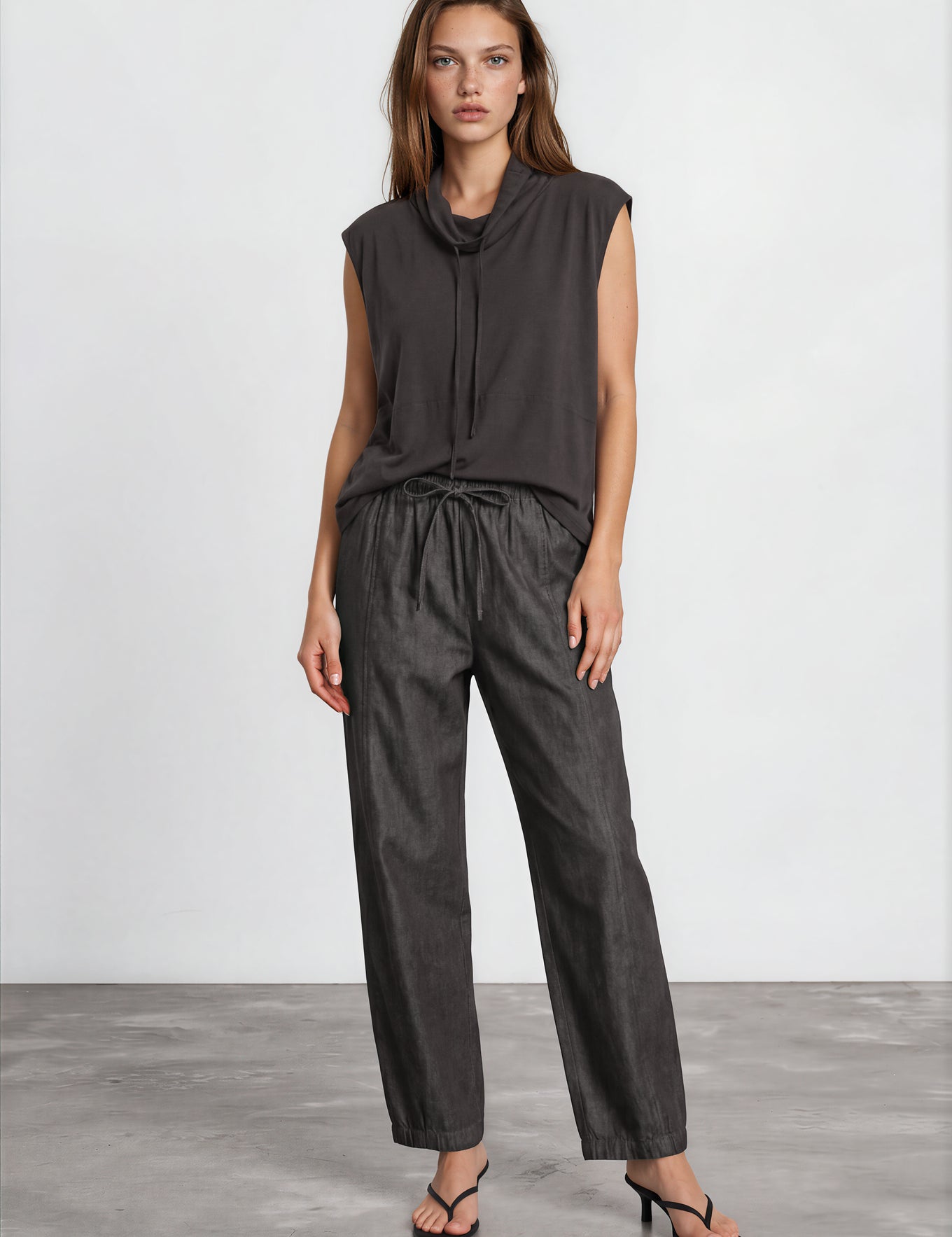 IMG_4186_blousehilla_sleevelessminimalisticstyle_ecoveroblack-Harper-MinimalistGallery.webp
