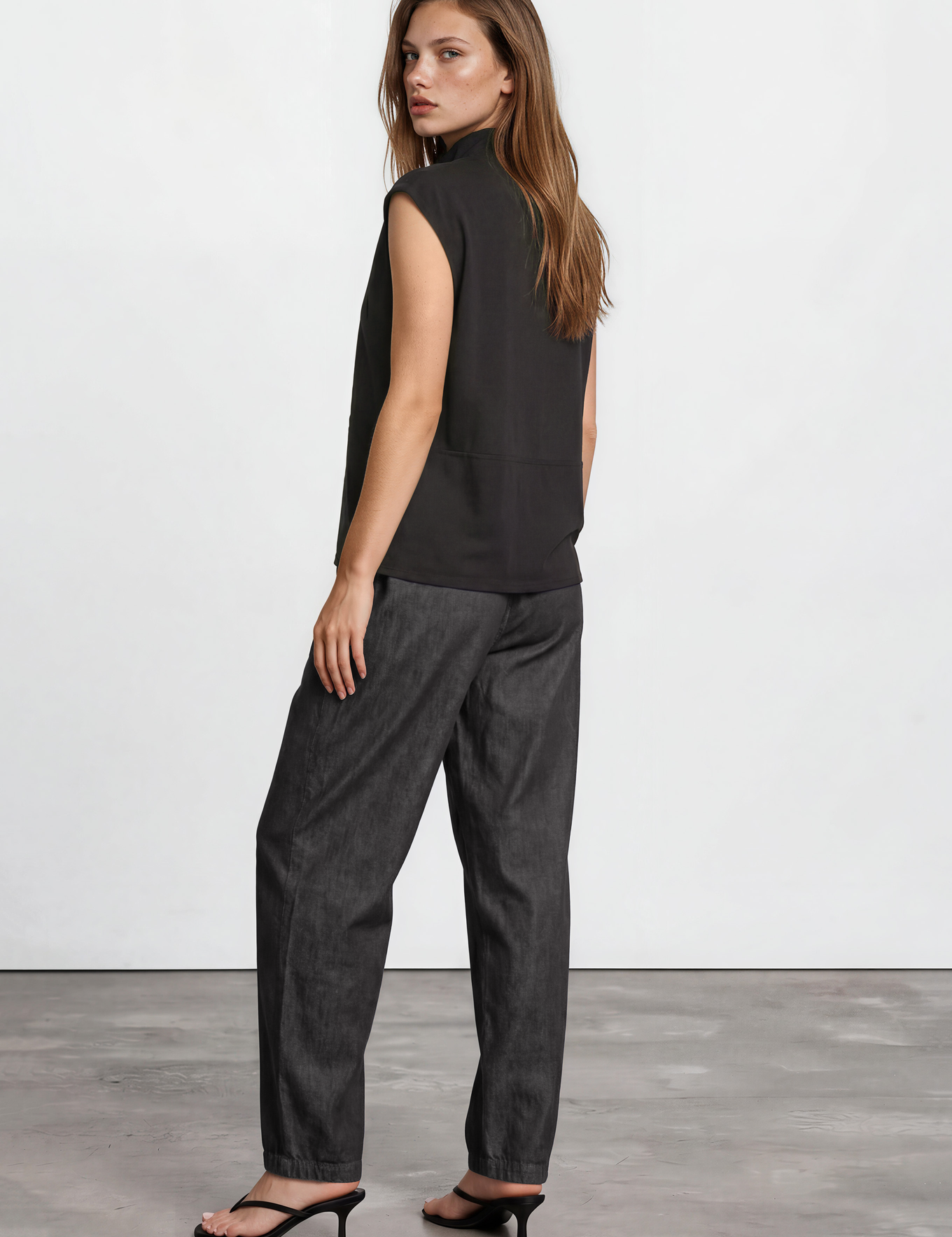 IMG_4186_blousehilla_sleevelessminimalisticstyle_ecoveroblack-Harper-MinimalistGallery_2.png
