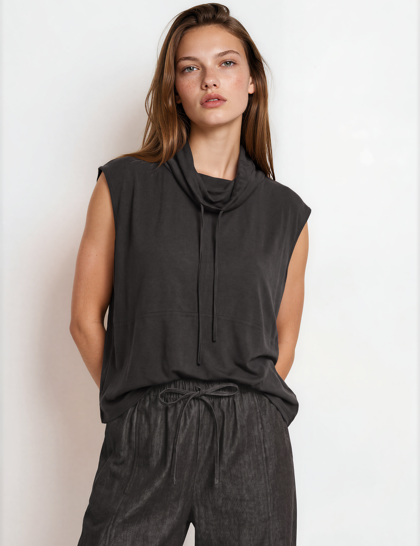 IMG_4186_blousehilla_sleevelessminimalisticstyle_ecoveroblack-Harper-MinimalistGallery_3.png