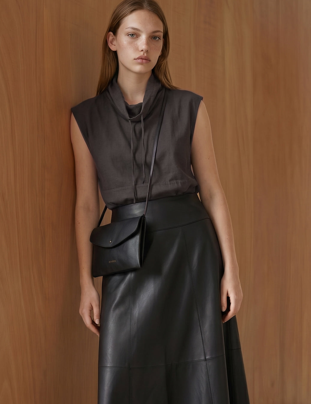 IMG_4186_blousehilla_sleevelessminimalisticstyle_ecoveroblack-Harper_woodstand_cropped.webp
