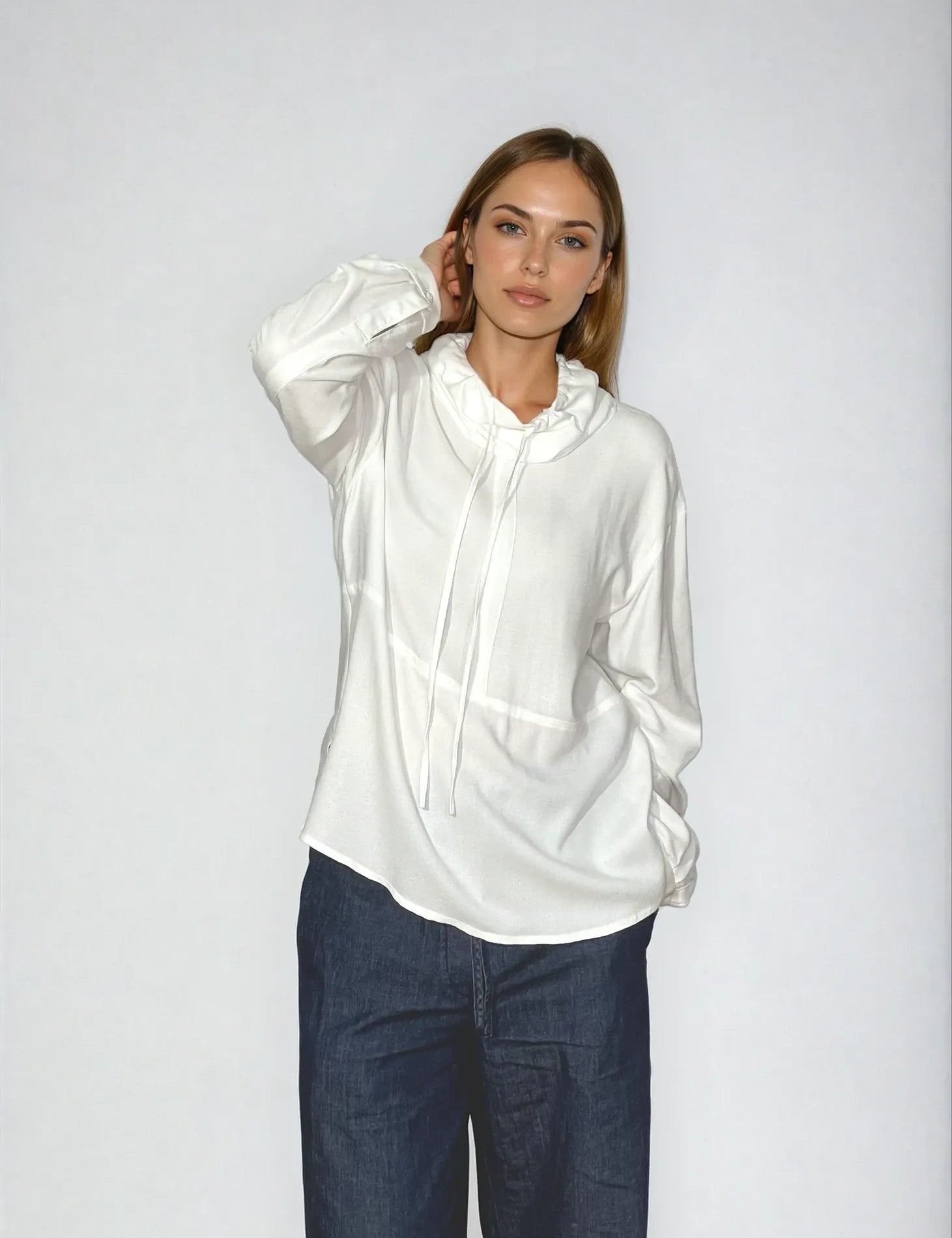 IMG_9745_longsleevecasualblousewithsportiveelementsandbinding_viscosecrepedeadstock_sustainable-Nora-StudioKopie.webp