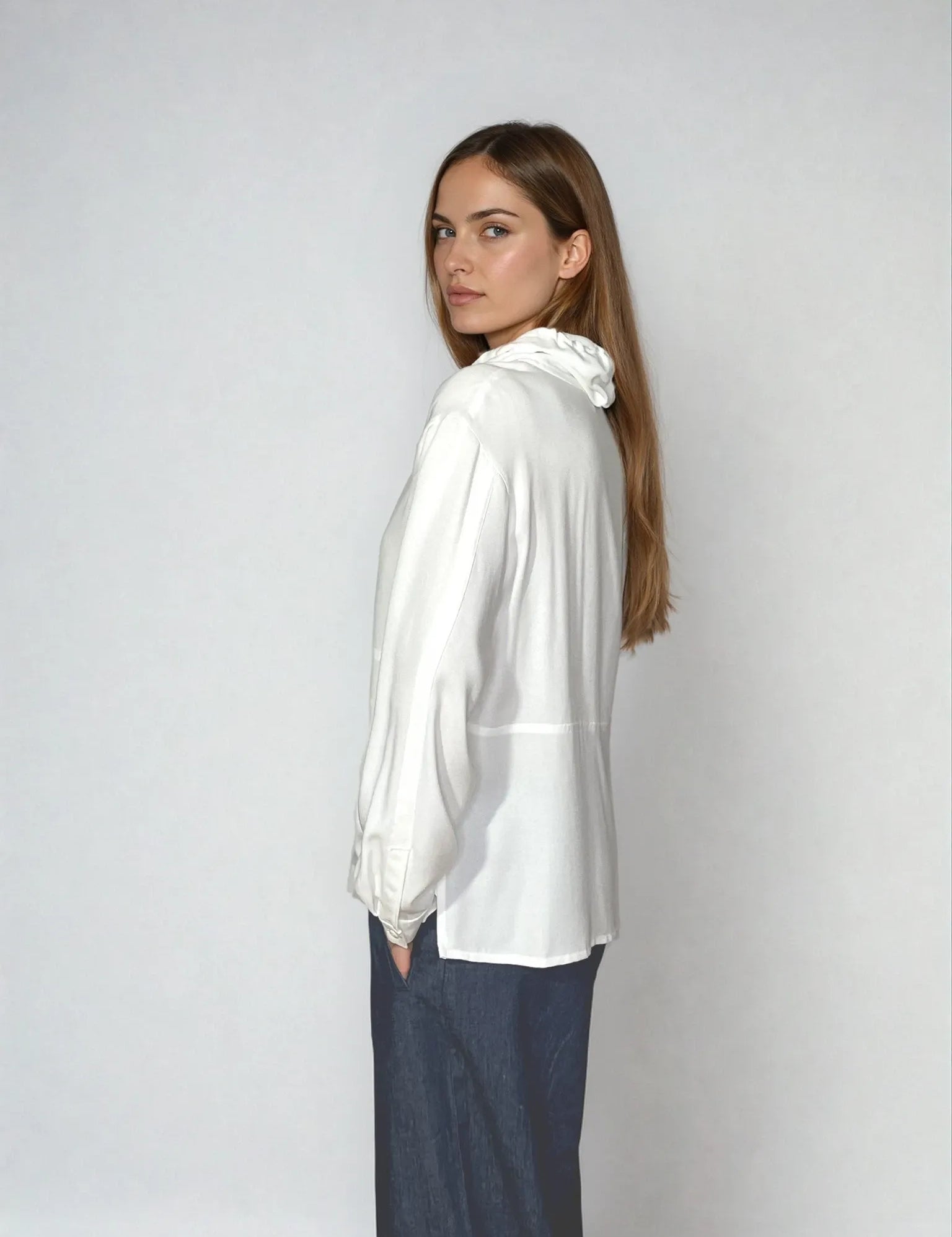 IMG_9759_longsleevecasualblousewithsportiveelementsandbinding_viscosecrepedeadstock_sustainable-Nora-StudioKopie.webp