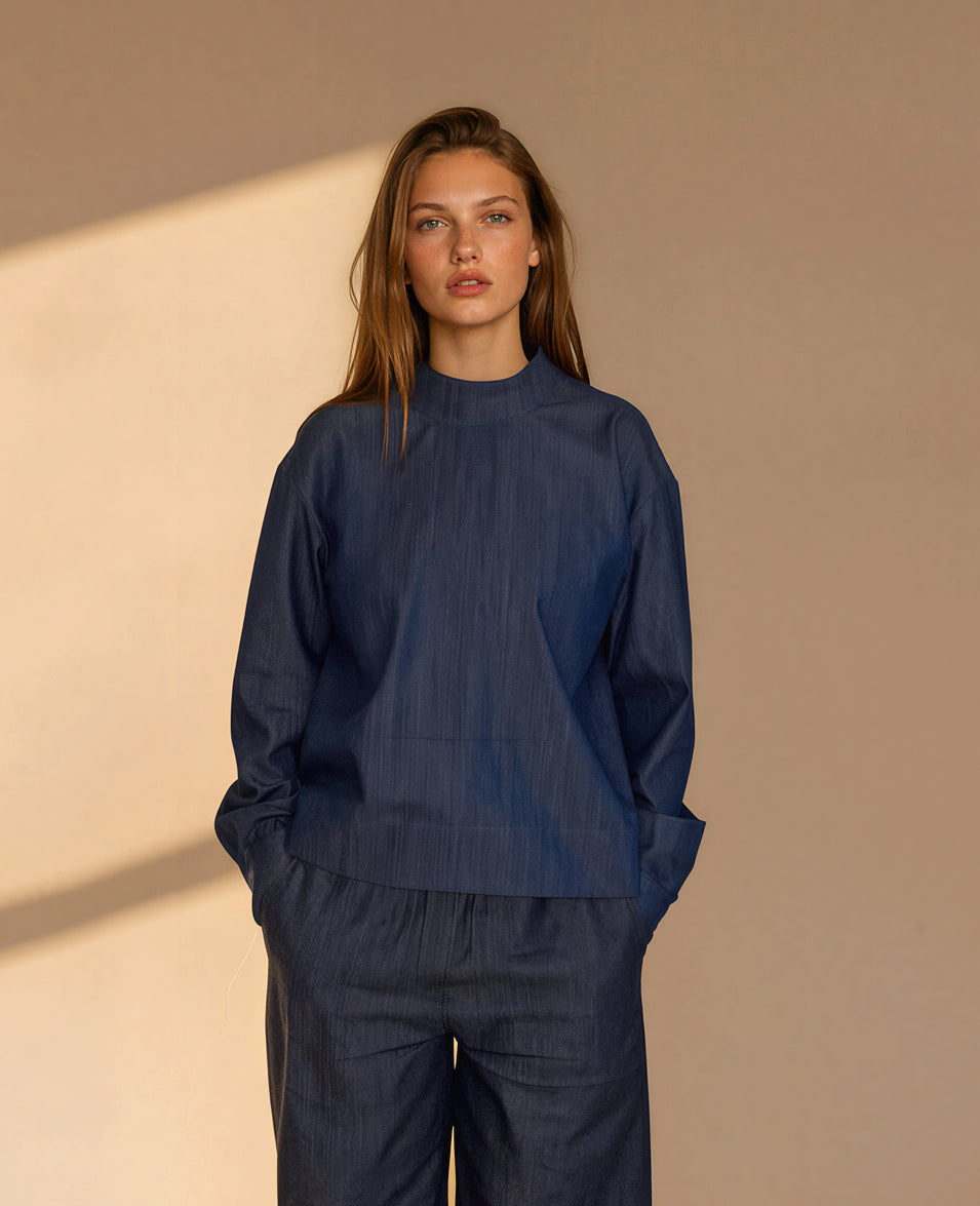 IMG_9836_BlouseHanna_casualdenimtopwithstandcollarandshirtsleeves_cottondarkdenim-Harper-GalleryLight_cropped.webp