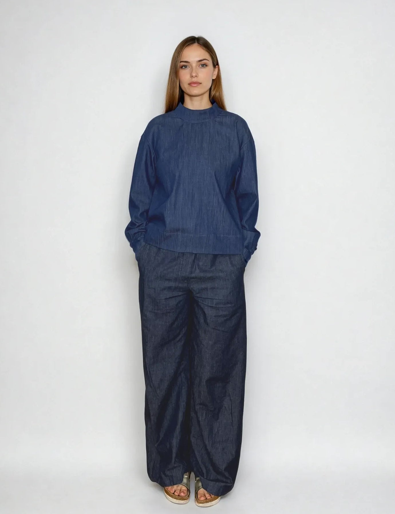 IMG_9836_BlouseHanna_casualdenimtopwithstandcollarandshirtsleeves_cottondarkdenim-Nora-Studio.webp