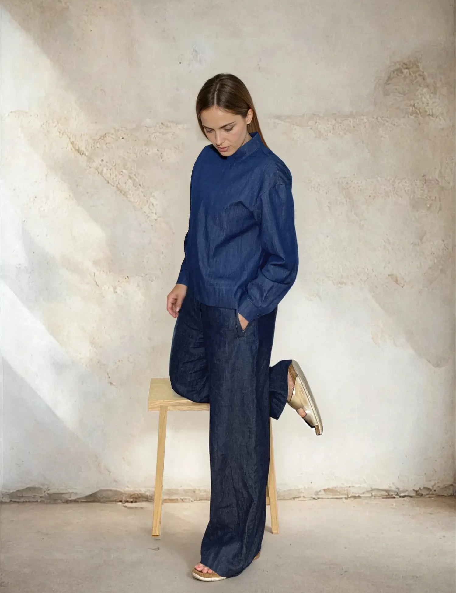 IMG_9861_BlouseHanna_casualdenimtopwithstandcollarandshirtsleeves_cottondarkdenim-Nora-StuccoWall.webp