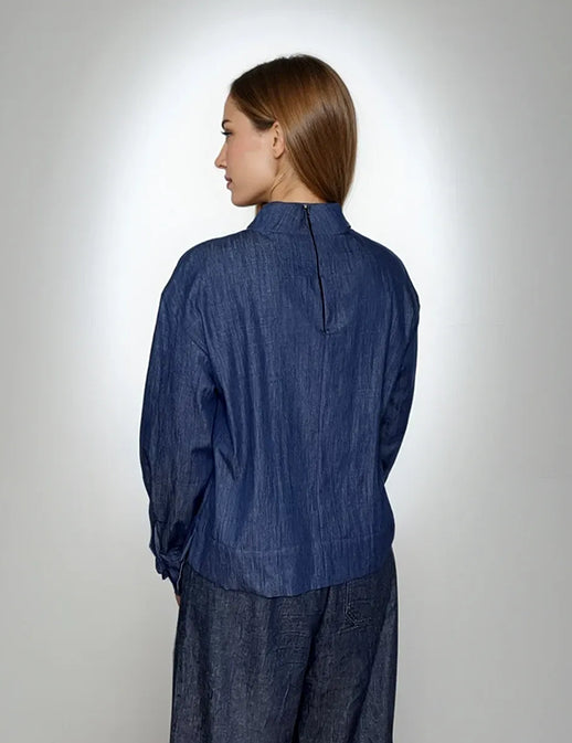 IMG_9879_BlouseHanna_casualdenimtopwithstandcollarandshirtsleeves_cottondarkdenim-Nora-SubtleSerenityKopie.webp