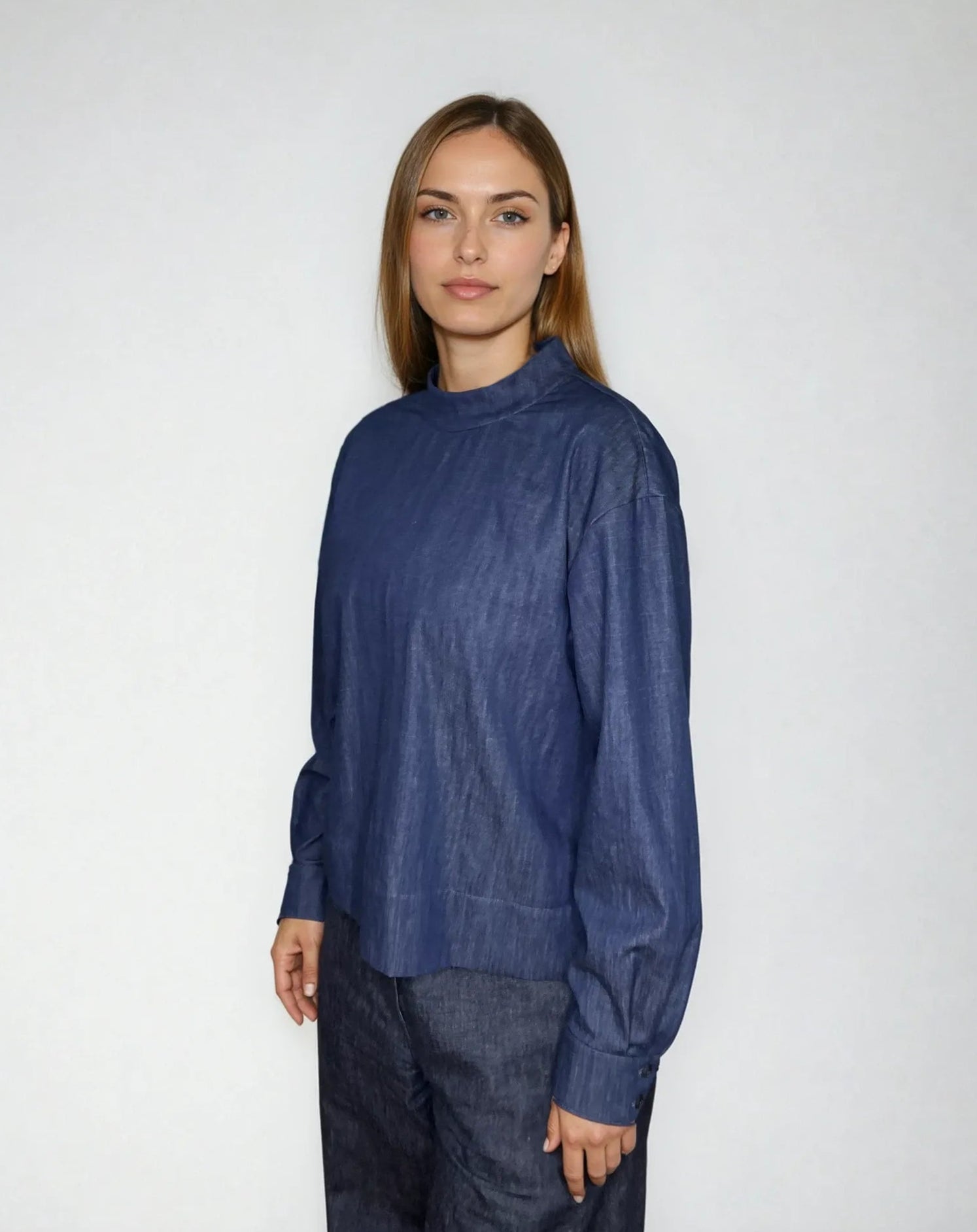 IMG_9883_BlouseHanna_casualdenimtopwithstandcollarandshirtsleeves_cottondarkdenim-Nora-Studio.webp