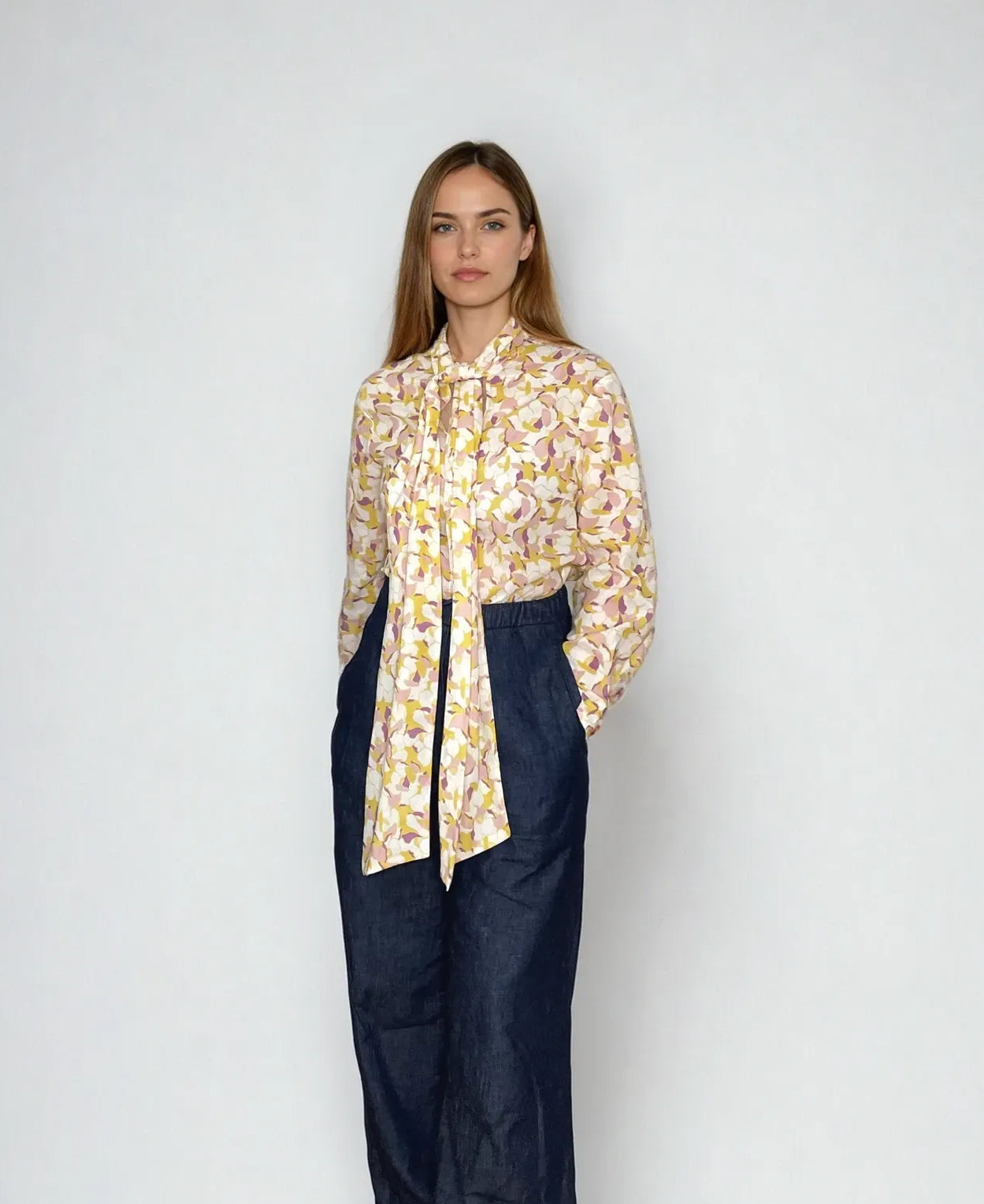 IMG_9894_BlouseFran_sustainable_relaxedbowtieblouse_cottonbatisteautumnglowdeadstock_feminine-Nora-Studio.webp